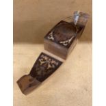 A GONDOLA SHAPED MUSICAL BOX WITH INLAID DECORATION, HEIGHT 10CM, LENGTH 33CM