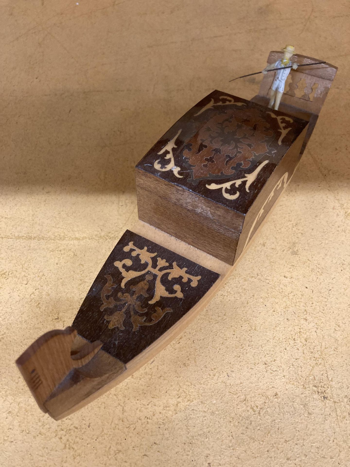 A GONDOLA SHAPED MUSICAL BOX WITH INLAID DECORATION, HEIGHT 10CM, LENGTH 33CM