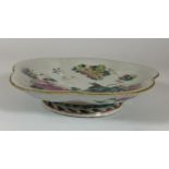 A 19TH CENTURY CHINESE TONGZHI PORCELAIN FOOTED DISH / BOWL WITH BIRD AND FLORAL DESIGN, SEAL MARK