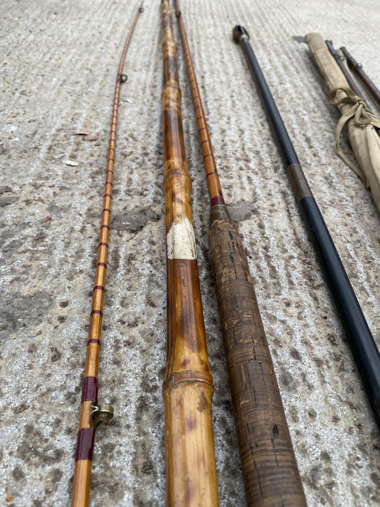 AN ASSORTMENT OF FISHING RODS TO INCLUDE SPLIT CANE EXAMPLES AND TO ALSO INCLUDE A HARDY EXAMPLE - Bild 2 aus 5