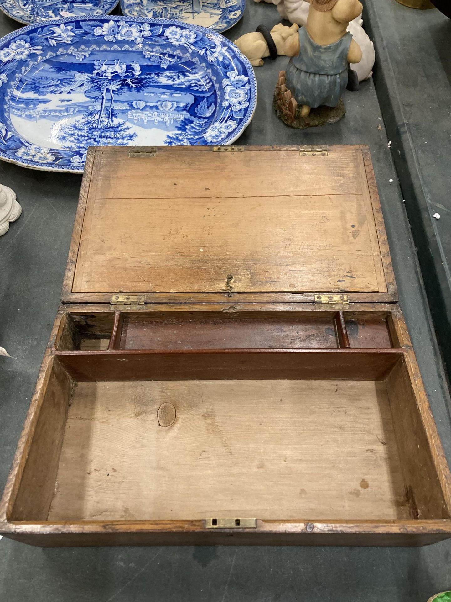 AN OAK WRITING SLOPE WITH INLAID BANDING TO THE SIDES AND TOP - Image 2 of 4