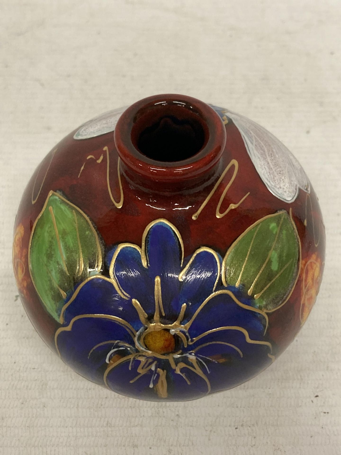 AN ANITA HARRIS HAND PAINTED AND SIGNED IN GOLD DRAGON FLY VASE - Image 3 of 4