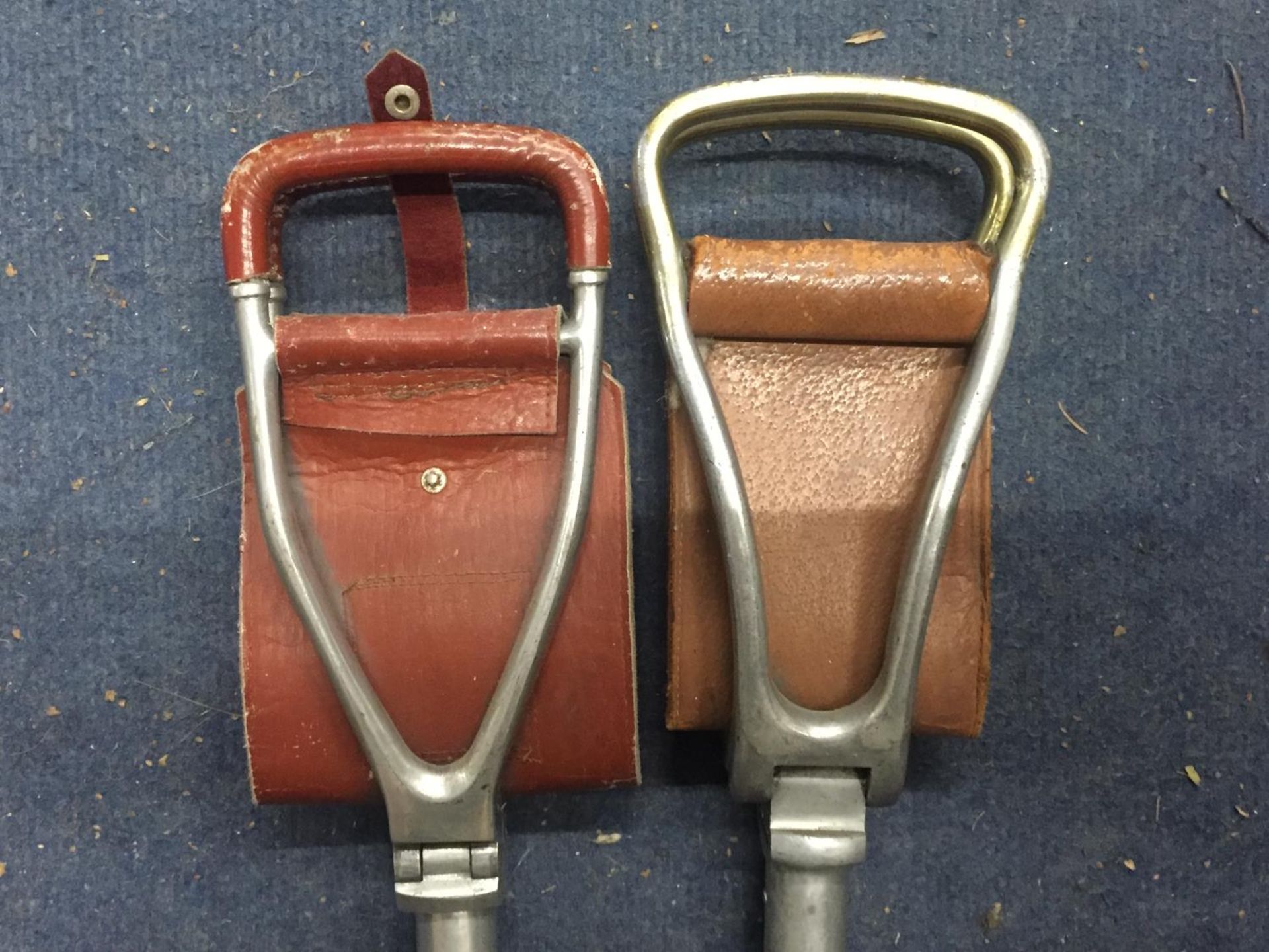 TWO VINTAGE SHOOTING STICKS WITH LEATHER SEATS - Bild 2 aus 3