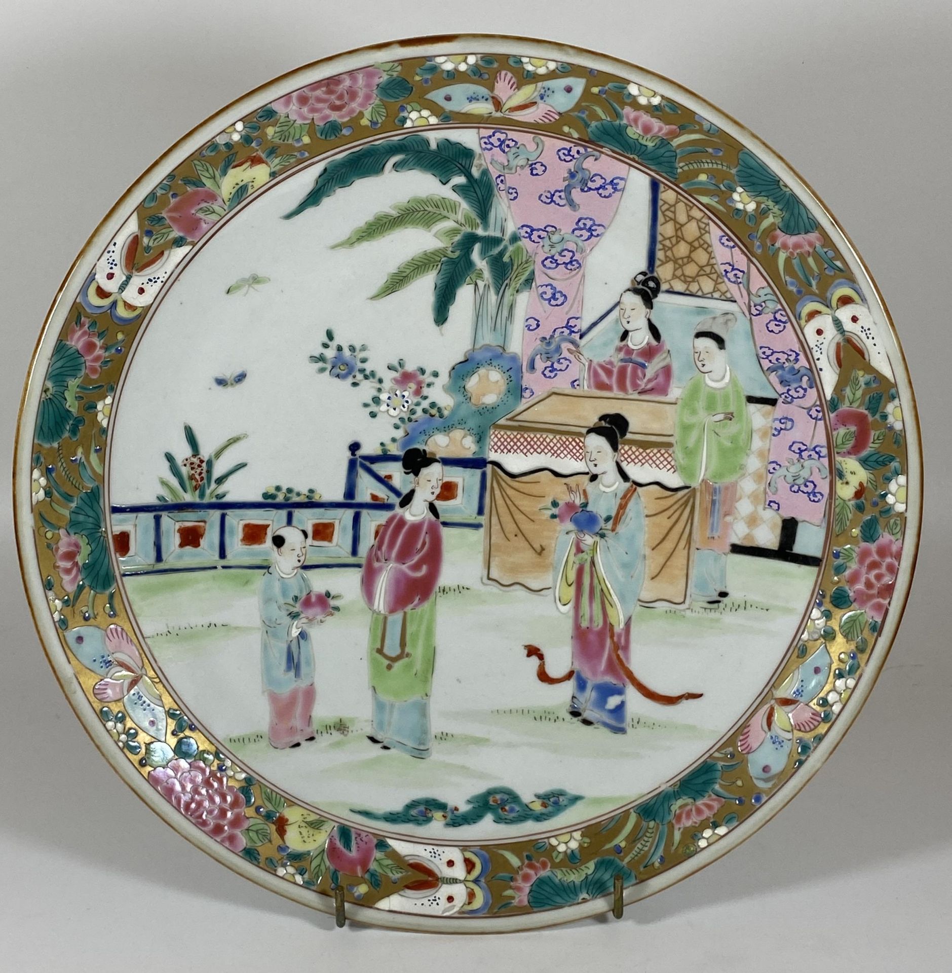 A LARGE CHINESE FAMILLE ROSE PORCELAIN CHARGER WITH FIGURAL DESIGN, SIGNED TO BASE, DIAMETER 31CM