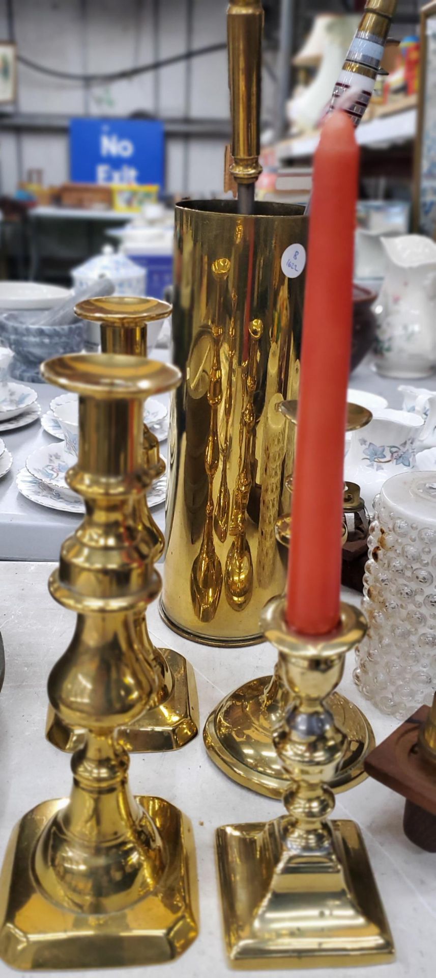 A MIXED LOT OF BRASS CANDLESTICKS, SHELL CASE AND VINTAGE LIGHT - Image 2 of 3