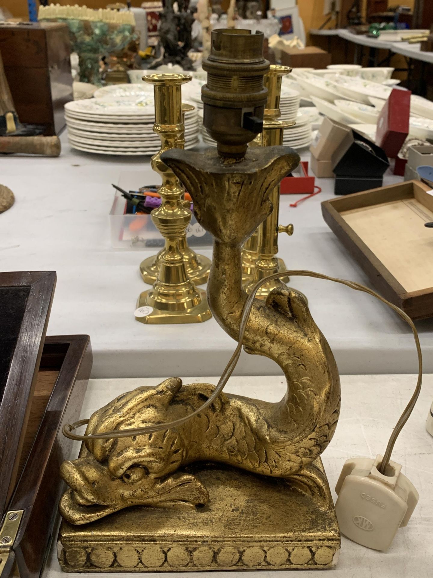 A VIANTAGE STYLE CLOCK WITH CLASSICAL GILT DECORATION PLUS A GILT TABLE LAMP IN THE FORM OF A FISH - Bild 2 aus 3