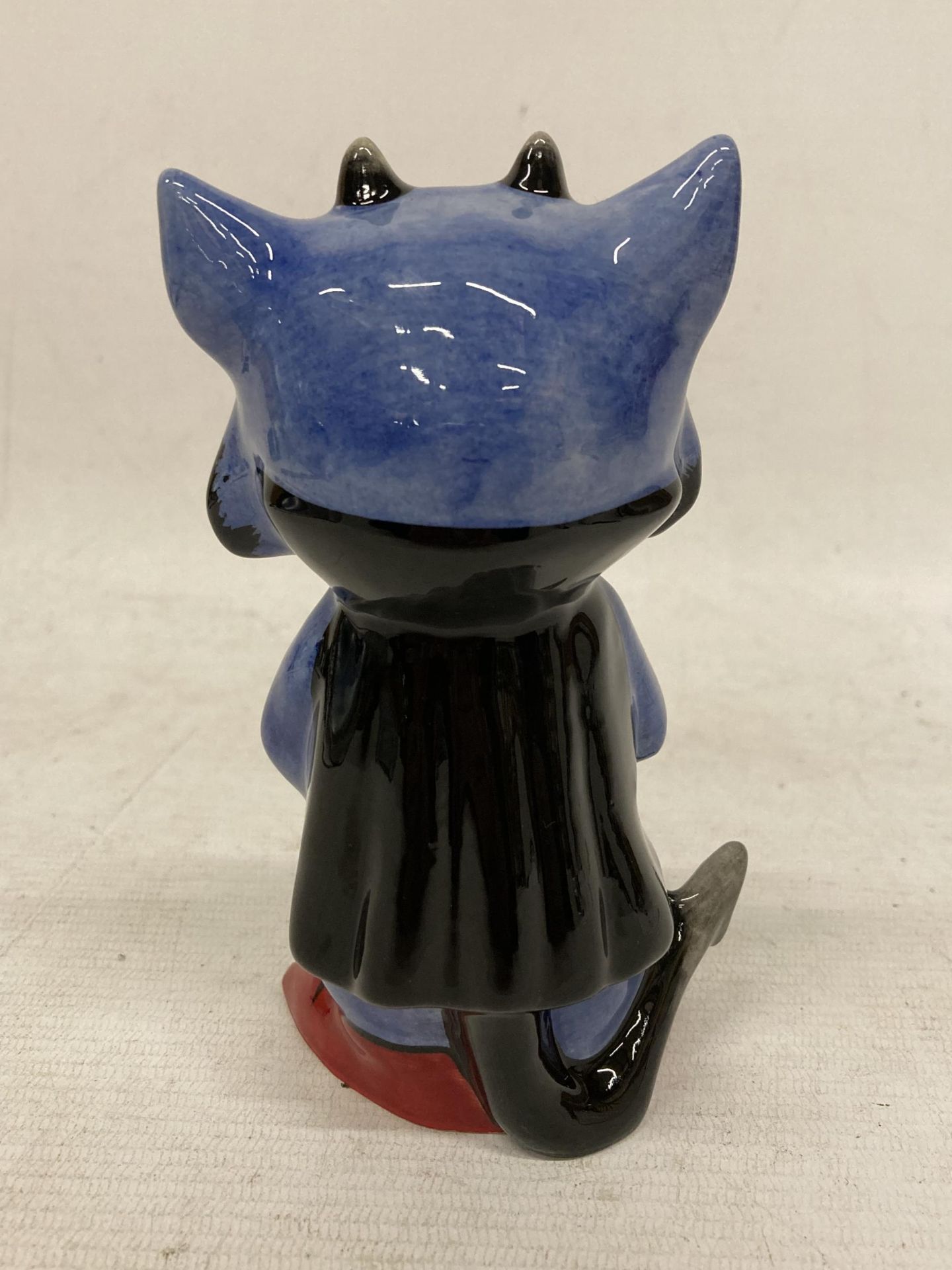 A LORNA BAILEY HAND PAINTED AND SIGNED DEVIL CAT - Image 2 of 3