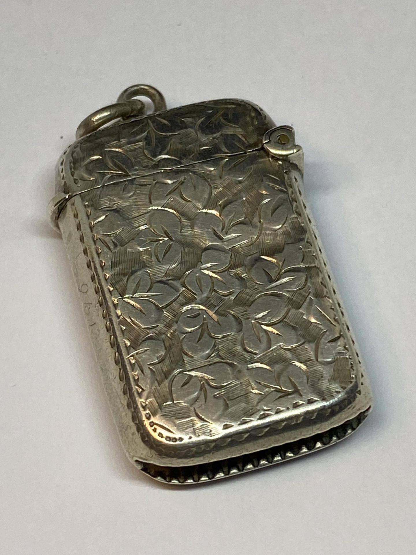 A HALLMARKED BIRMINGHAM SILVER ORNATE SILVER VESTA CASE - Image 2 of 4