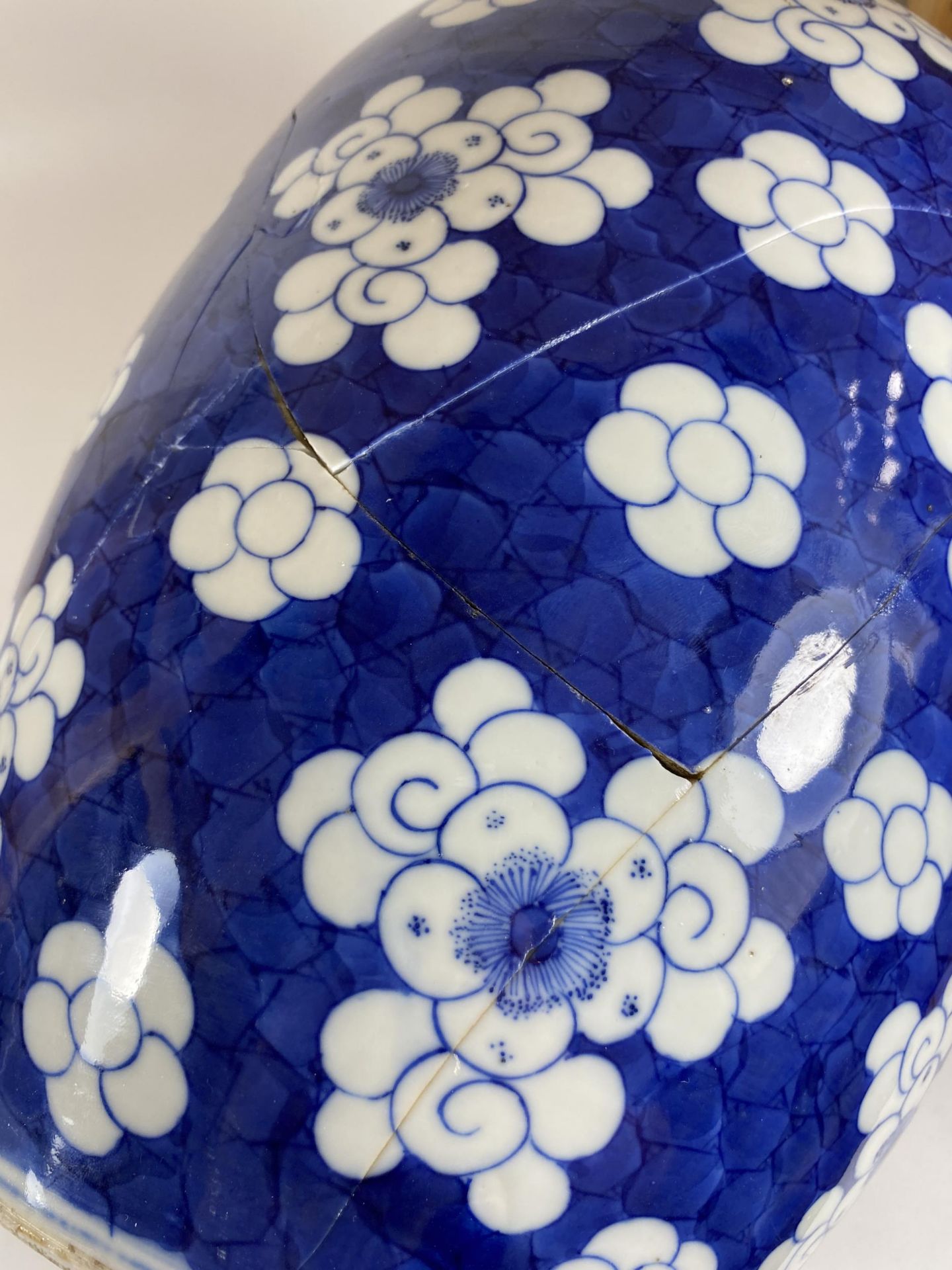 A LARGE 19TH CENTURY CHINESE BLUE AND WHITE PRUNUS BLOSSOM GINGER JAR WITH CARVED WOODEN LID, DOUBLE - Bild 17 aus 19