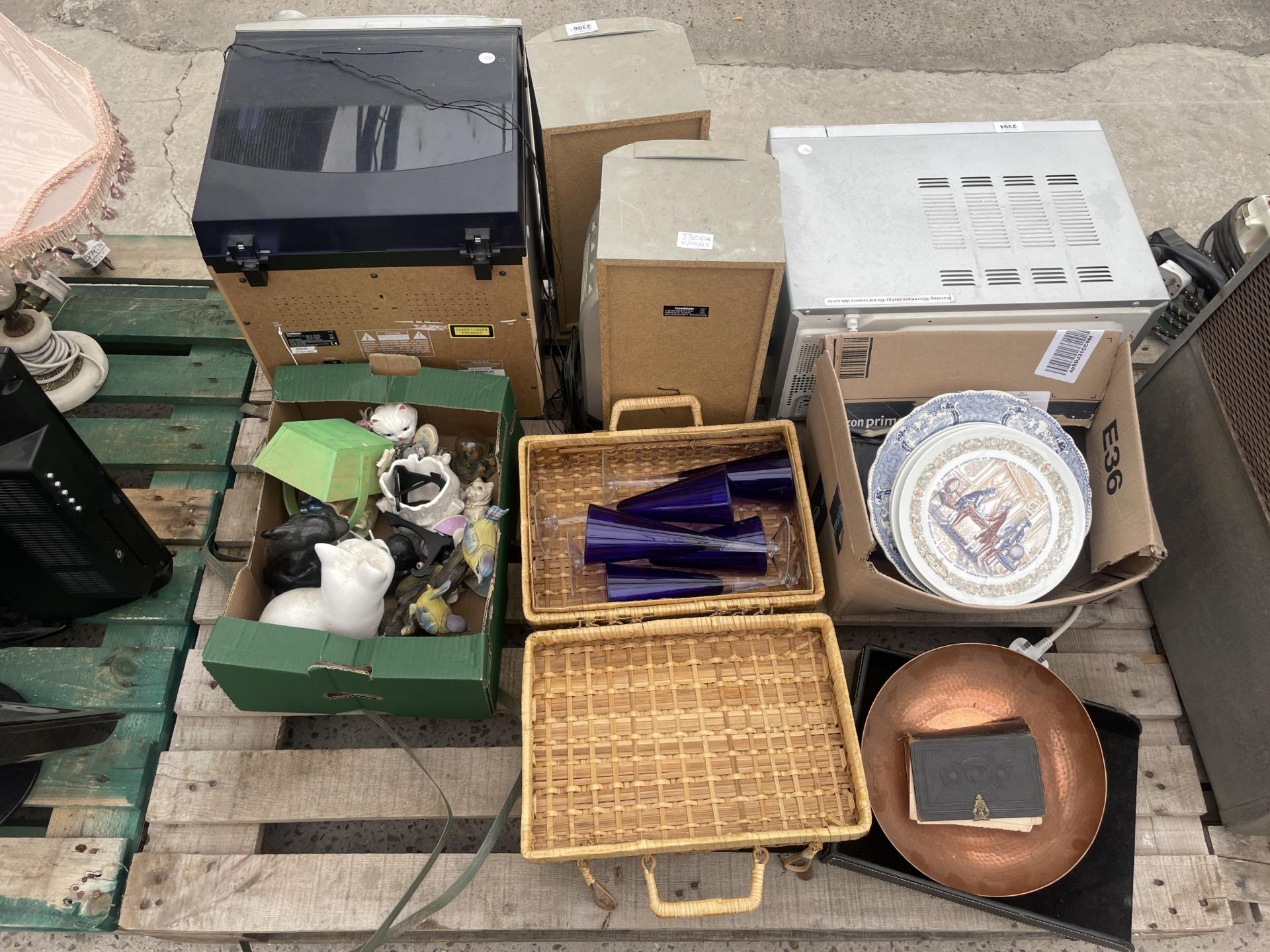 AN ASSORTMENT OF HOUSEHOLD CLEARANCE ITEMS