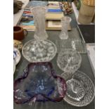 A QUANTITY OF GLASSWARE TO INCLUDE A HEAVY ART GLASS BOWL, VASES AND BOWLS