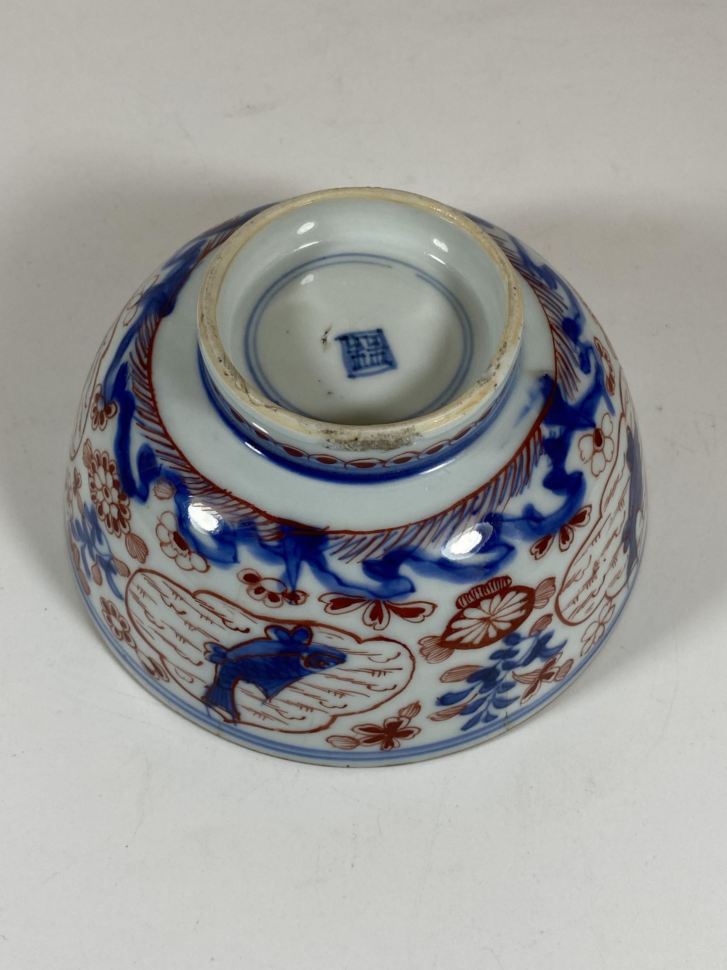 A 19TH CENTURY CHINESE PORCELAIN FISH DESIGN BOWL, MARK TO BASE, DIAMETER 13CM - Image 4 of 6