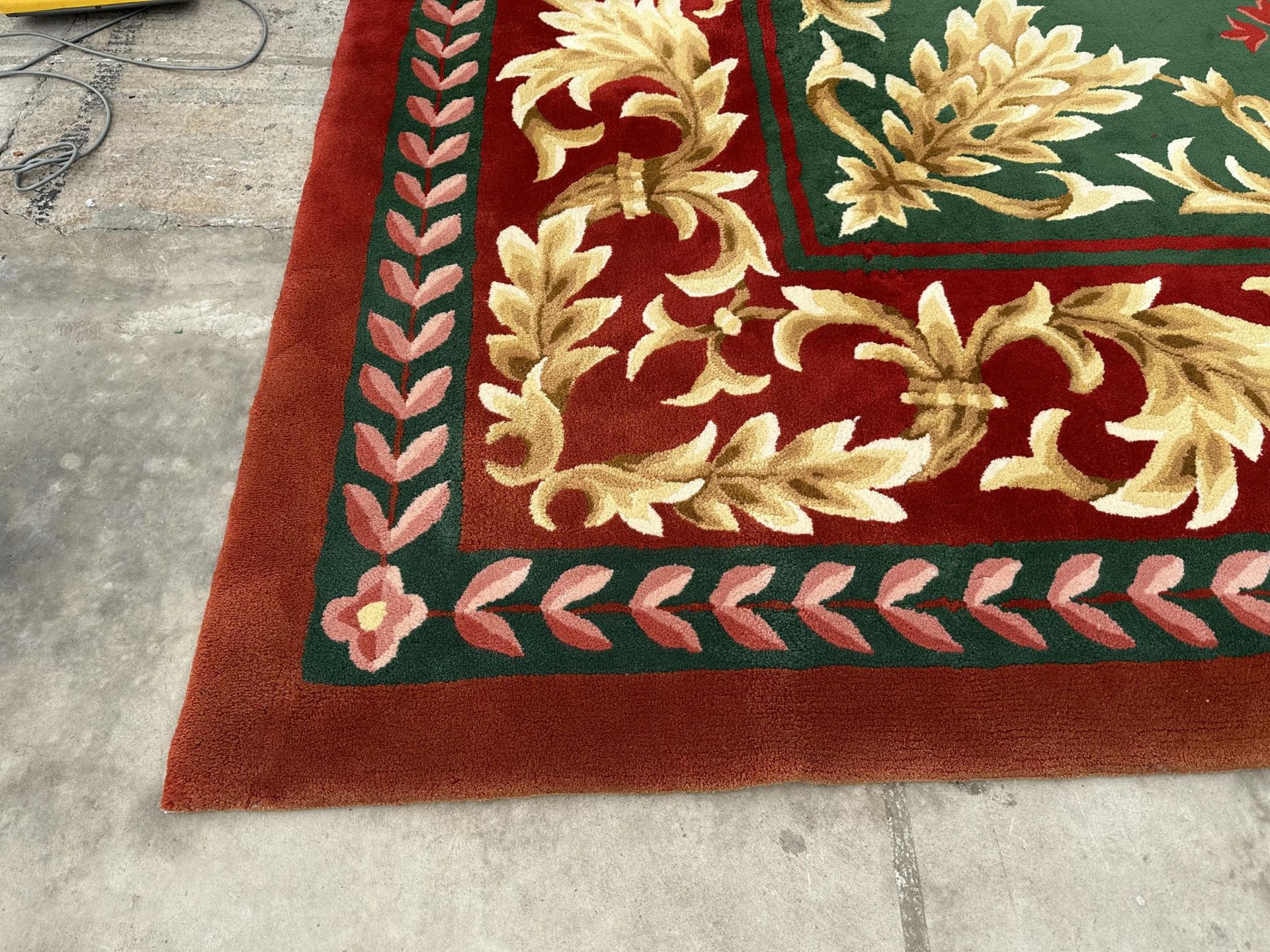 A LARGE GREEN, RED AND GOLD 200 OUNCE PURE WOOL RUG, - 485 CM X 358 CM (COST £8000 FROM SIGNATURE - Bild 2 aus 9