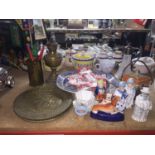 A LARGE QUANTITY OF ITEMS TO INCLUDE BRASS OIL LAMP, WALL PLAQUES AND A LARGE TRENCH ART SHELL,