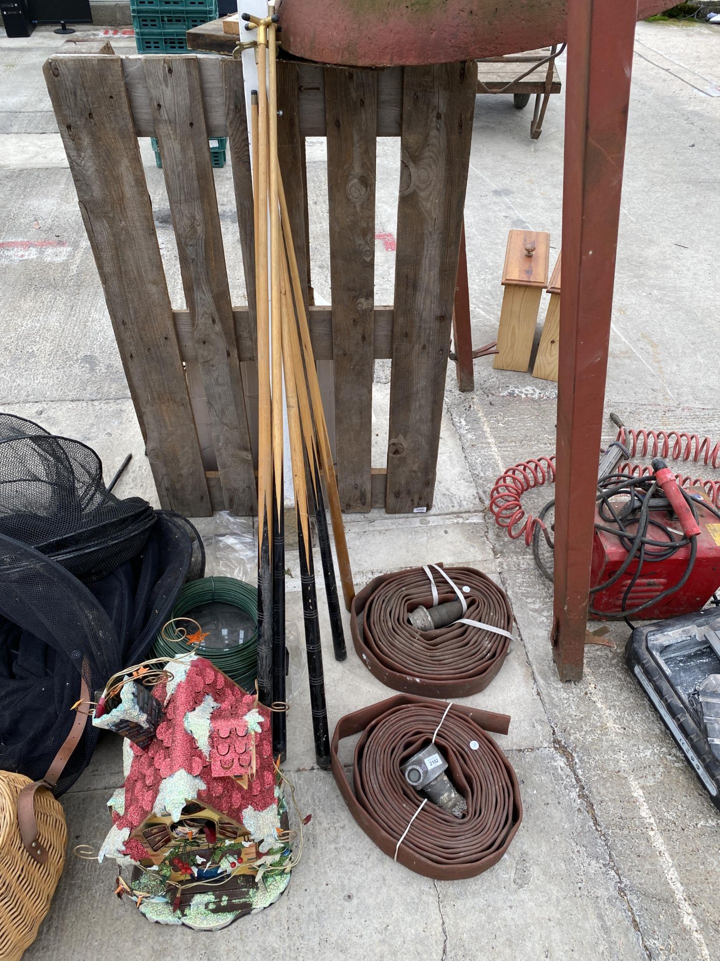 AN ASSORTMENT OF ITEMS TO INCLUDE TWO LARGE FIRE HOSES, SNOOKER CUES AND A CHRISTMAS DECORATION ETC