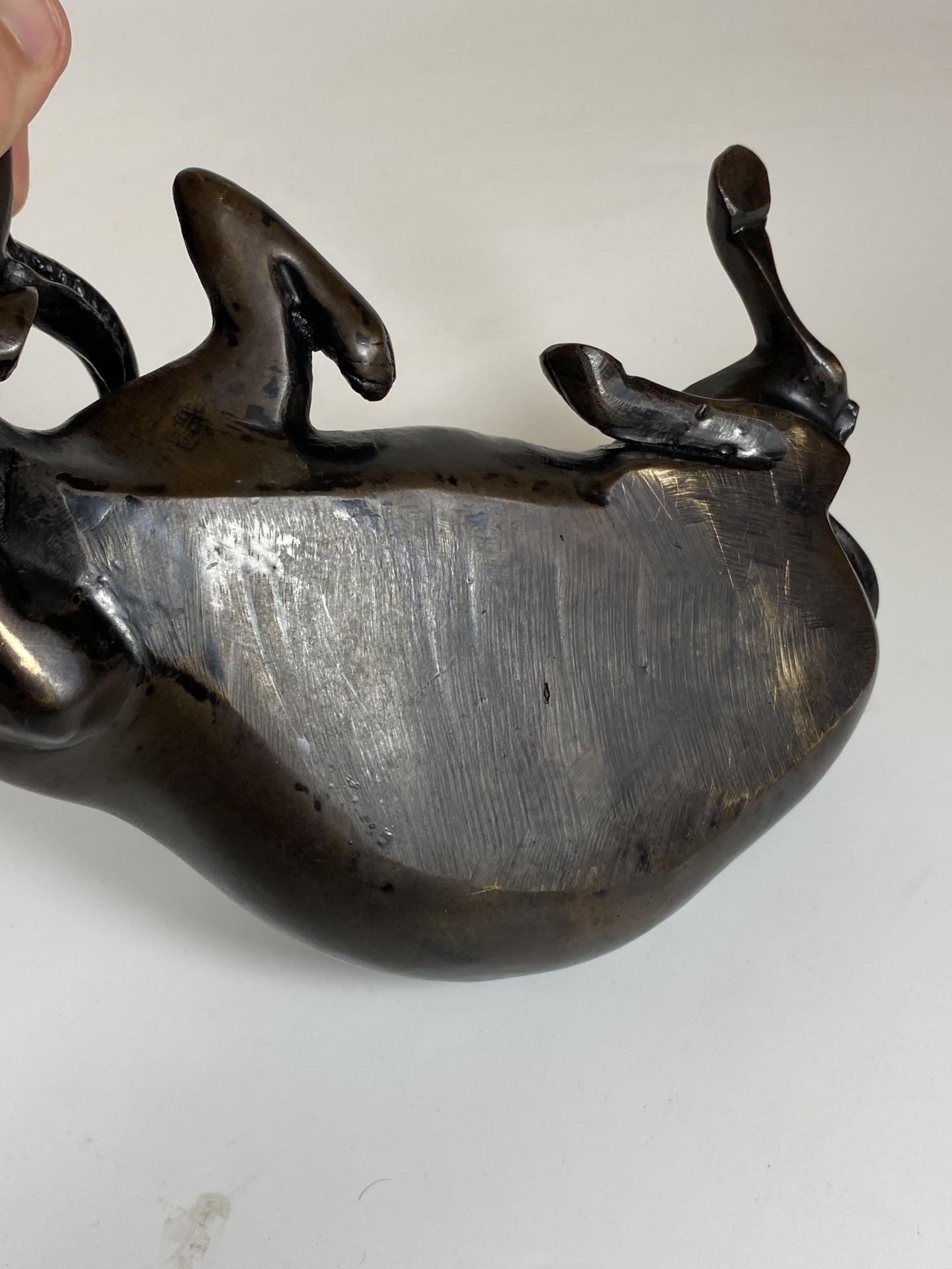 AN ANTIQUE CHINESE HEAVY SOLID BRONZE MODEL OF AN OX LYING DOWN, LENGTH 21CM - Image 4 of 5