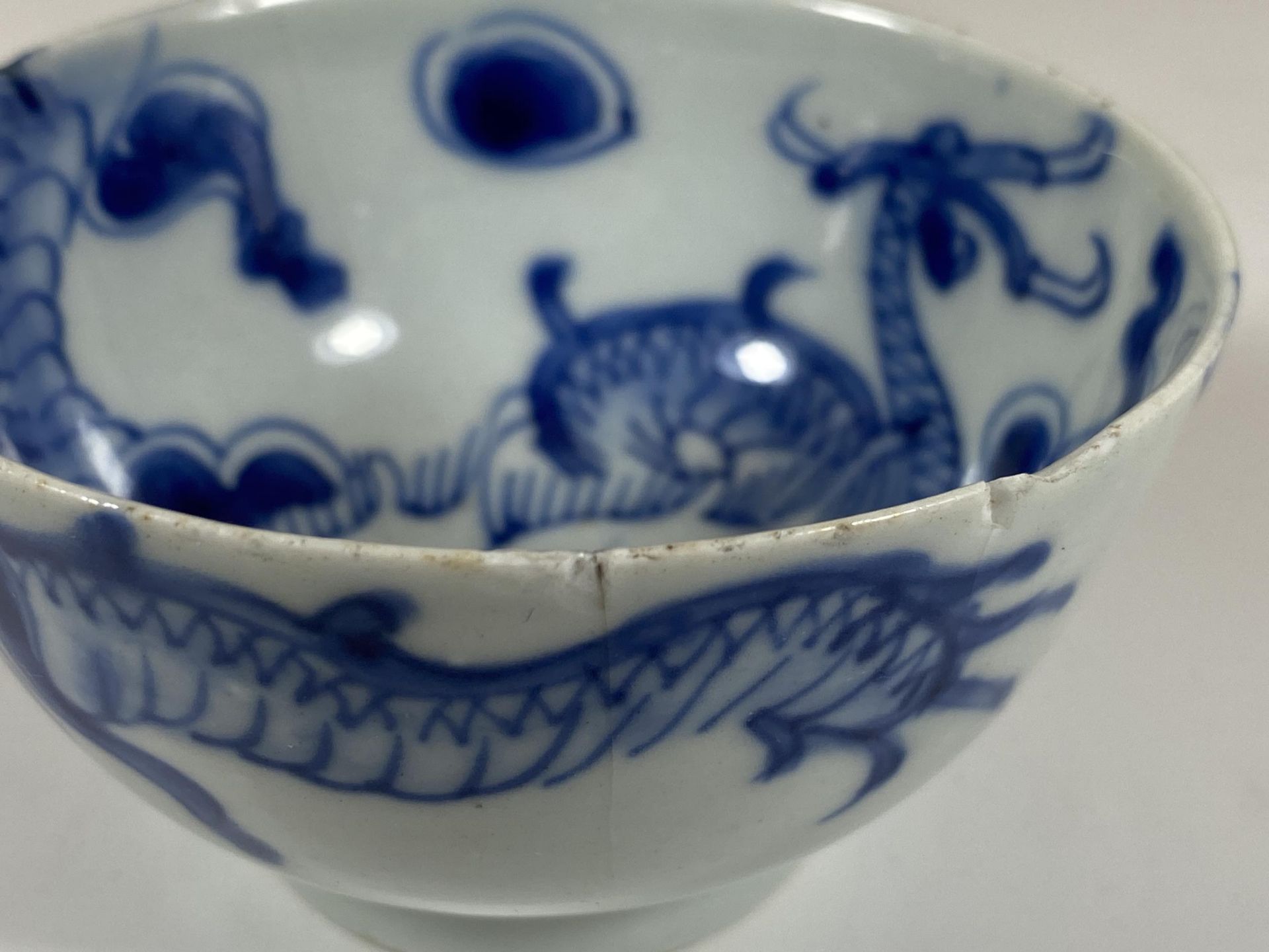 A 19TH CENTURY CHINESE BLUE AND WHITE PORCELAIN DRAGON CROSSING THE WALL DESIGN BOWL, MARKED TO - Bild 5 aus 9