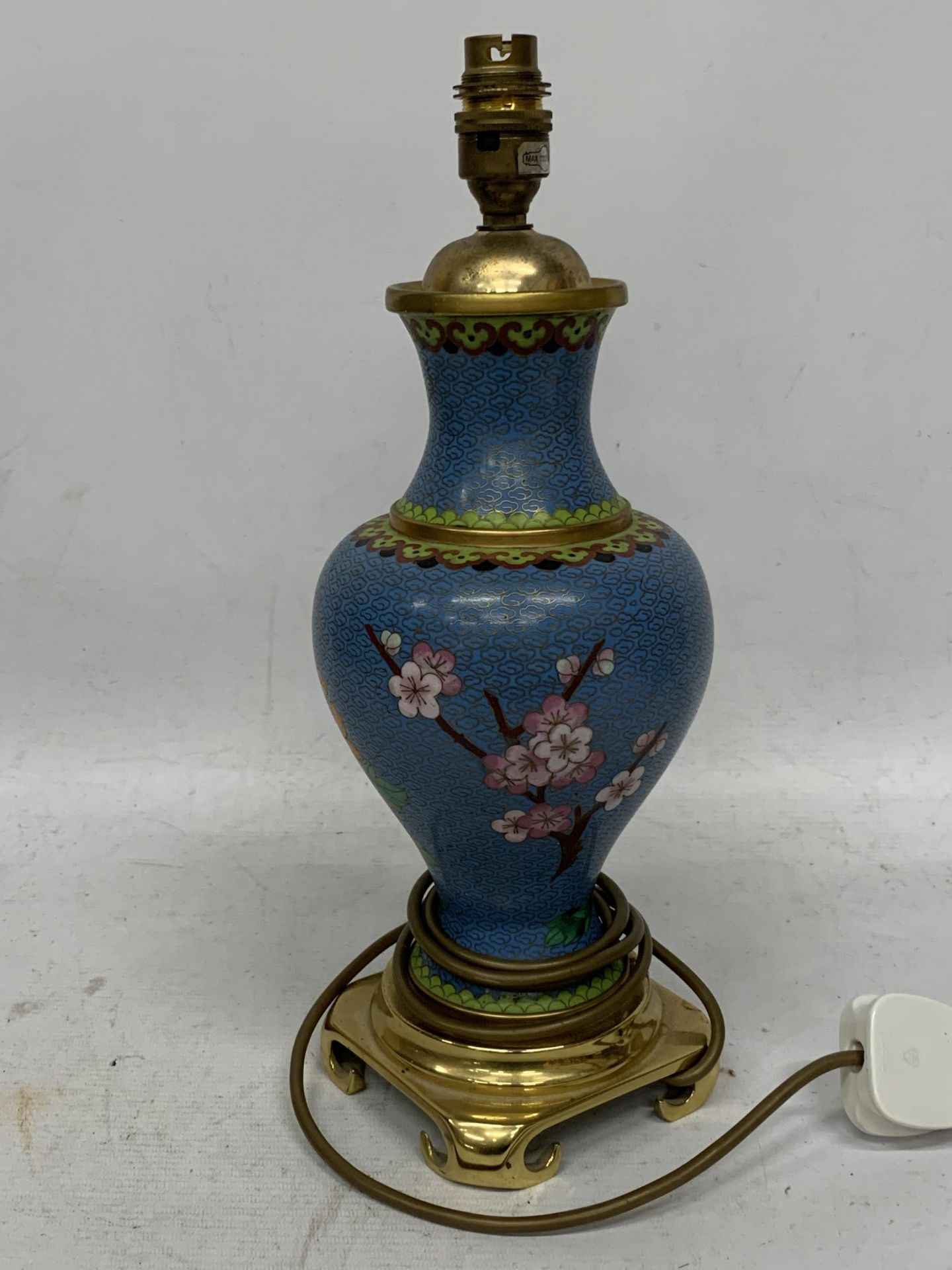 A CHINESE CLOISONNE TABLE LAMP WITH BRASS BASE AND FITTINGS - Image 2 of 3