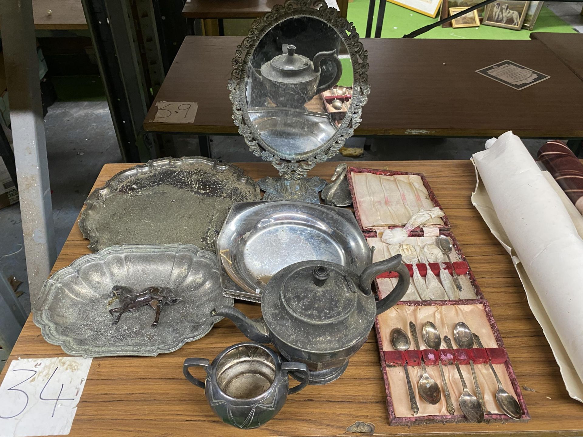A MIXED LOT OF SILVER PLATED WARES TO INCLUDE ORNATE MIRROR, ETC