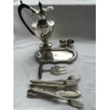 VARIOUS ITEMS OF SILVER PLATE TO INCLUDE A JD & S CLARET JUG