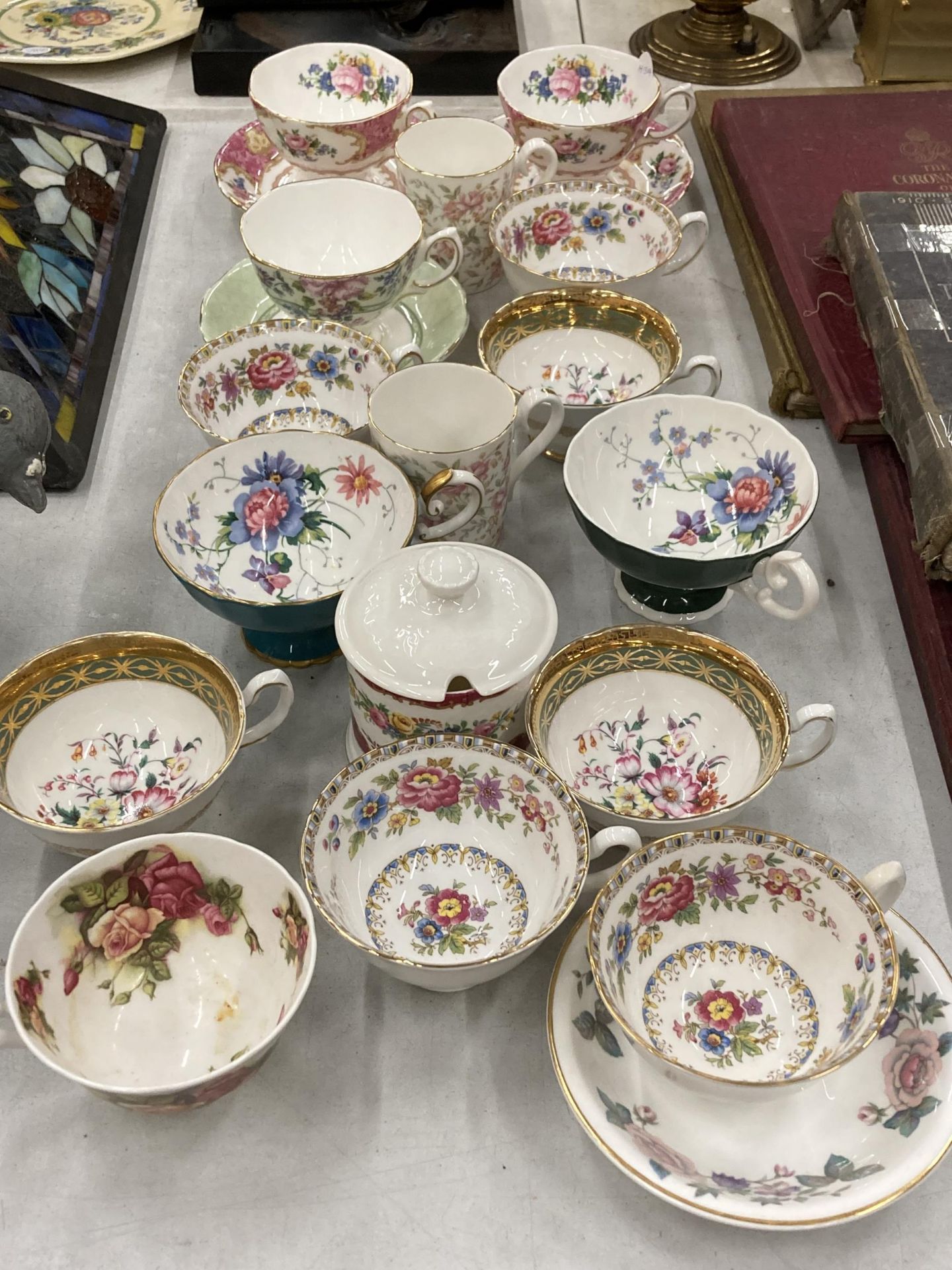 A COLLECTION OF VINTAGE CHINA CUPS AND SAUCERS TO INCLUDE CROWN STAFFORDSHIRE, ROYAL GRAFTON,