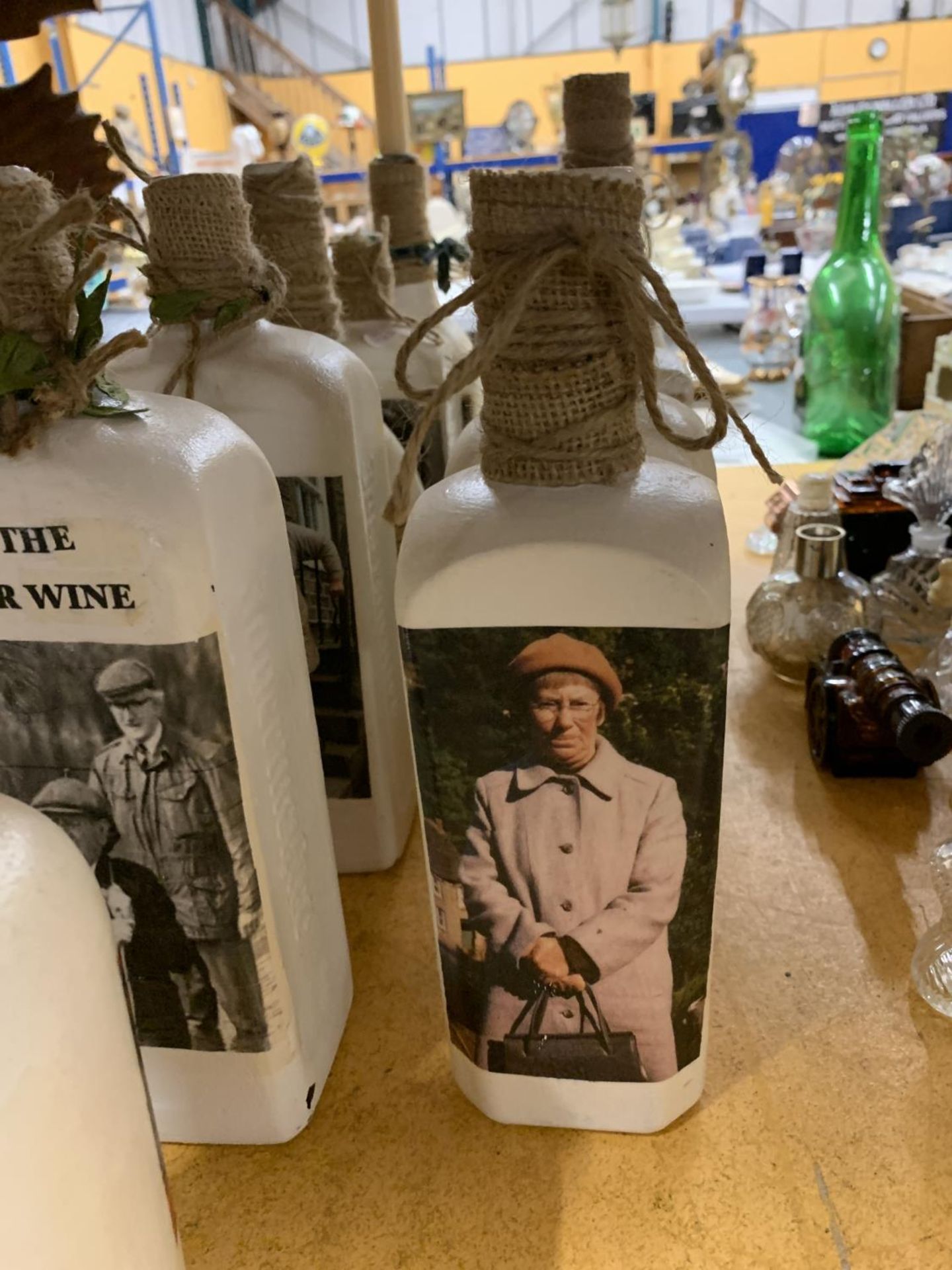 A COLLECTION OF 'LAST OF THE SUMMER WINE' THEMED BOTTLES PLUS TWO BOTTLES PAINTED WITH HIGHLAND - Bild 3 aus 3
