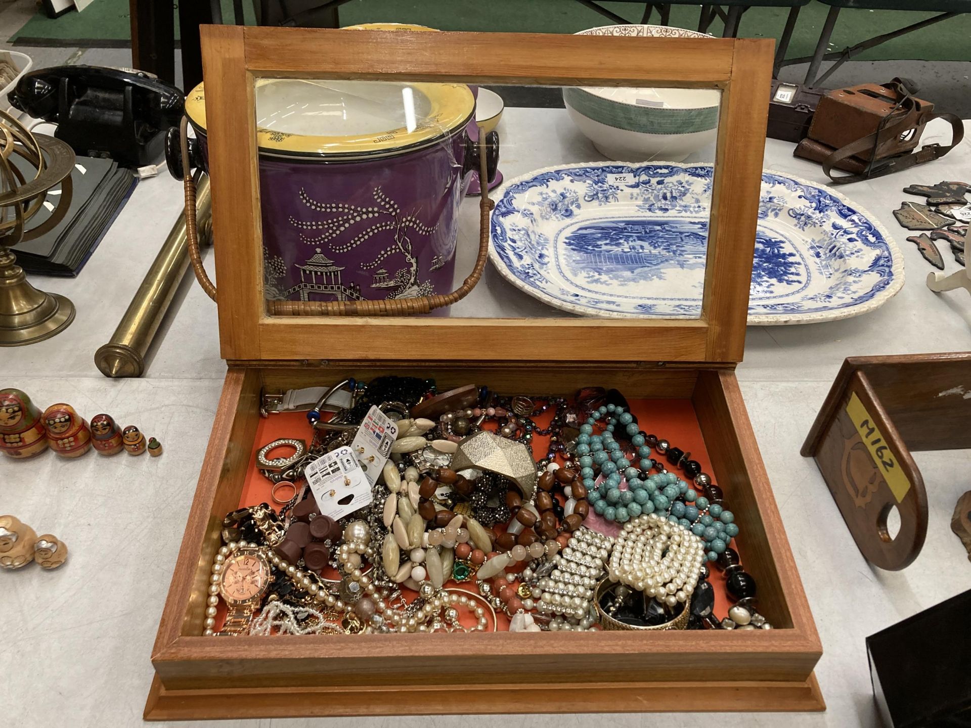 A DISPLAY CASE CONTAINING A QUANTITY OF COSTUME JEWELLERY TO INCLUDE NECKLACES, BRACELETS, - Image 2 of 7