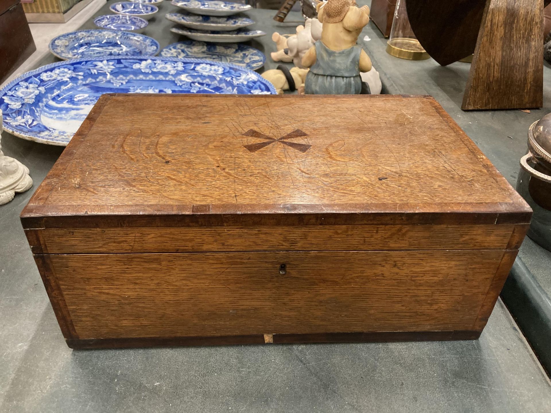 AN OAK WRITING SLOPE WITH INLAID BANDING TO THE SIDES AND TOP - Image 3 of 4