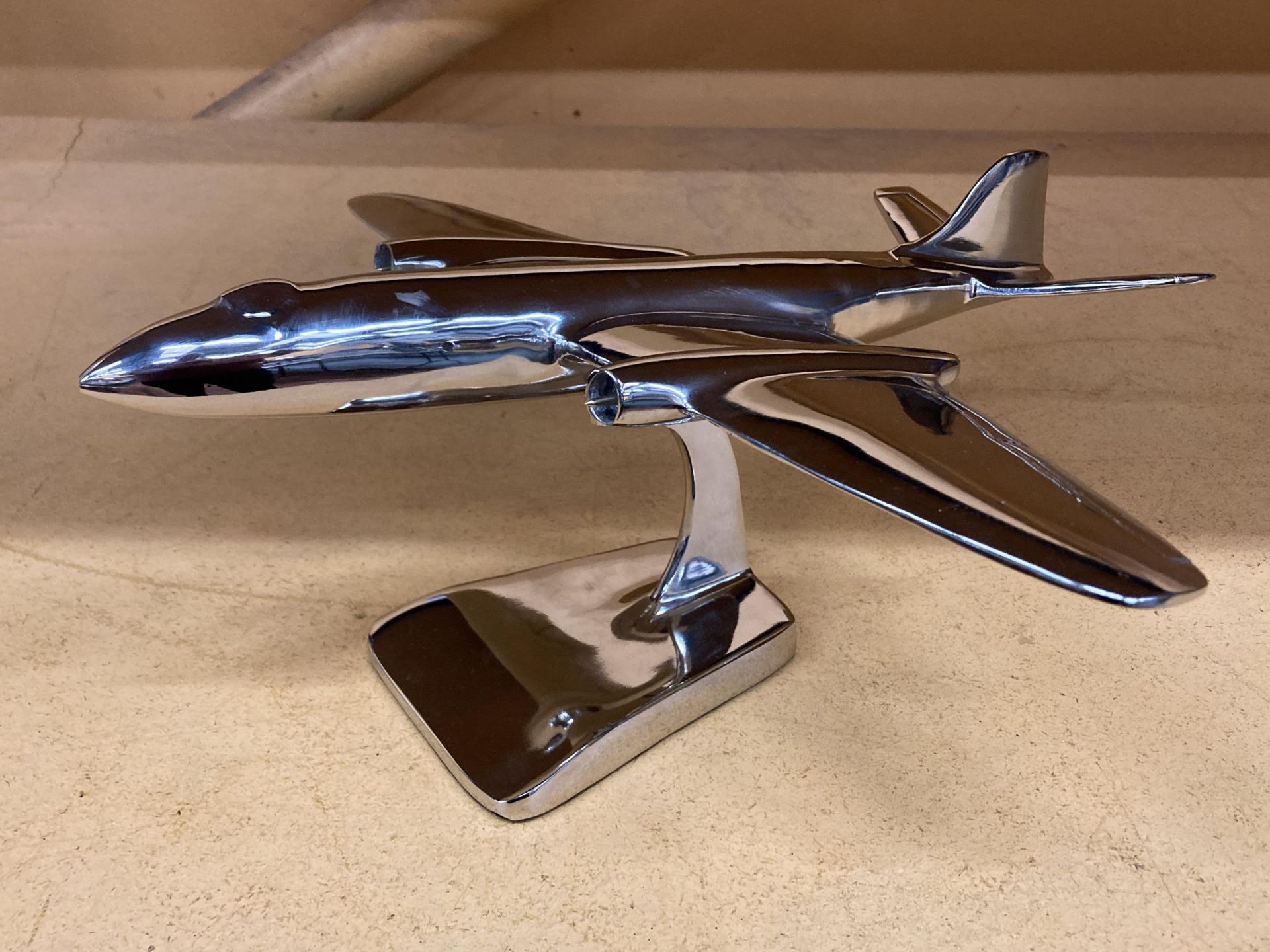 A LARGE CHROME MODEL OF A CANBERRA JET ON A PLINTH, HEIGHT 16CM, LENGTH 38CM
