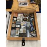 A TABLE TOP JEWELLERY DISPLAY CASE WITH ASSORTED BOXED COLLECTABLE ITEMS AND JEWELLERY
