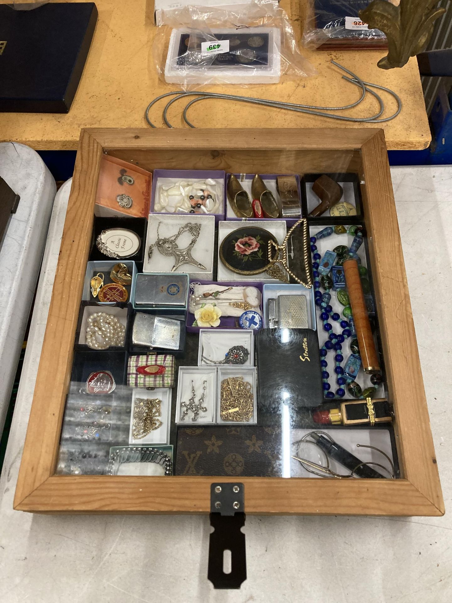 A TABLE TOP JEWELLERY DISPLAY CASE WITH ASSORTED BOXED COLLECTABLE ITEMS AND JEWELLERY