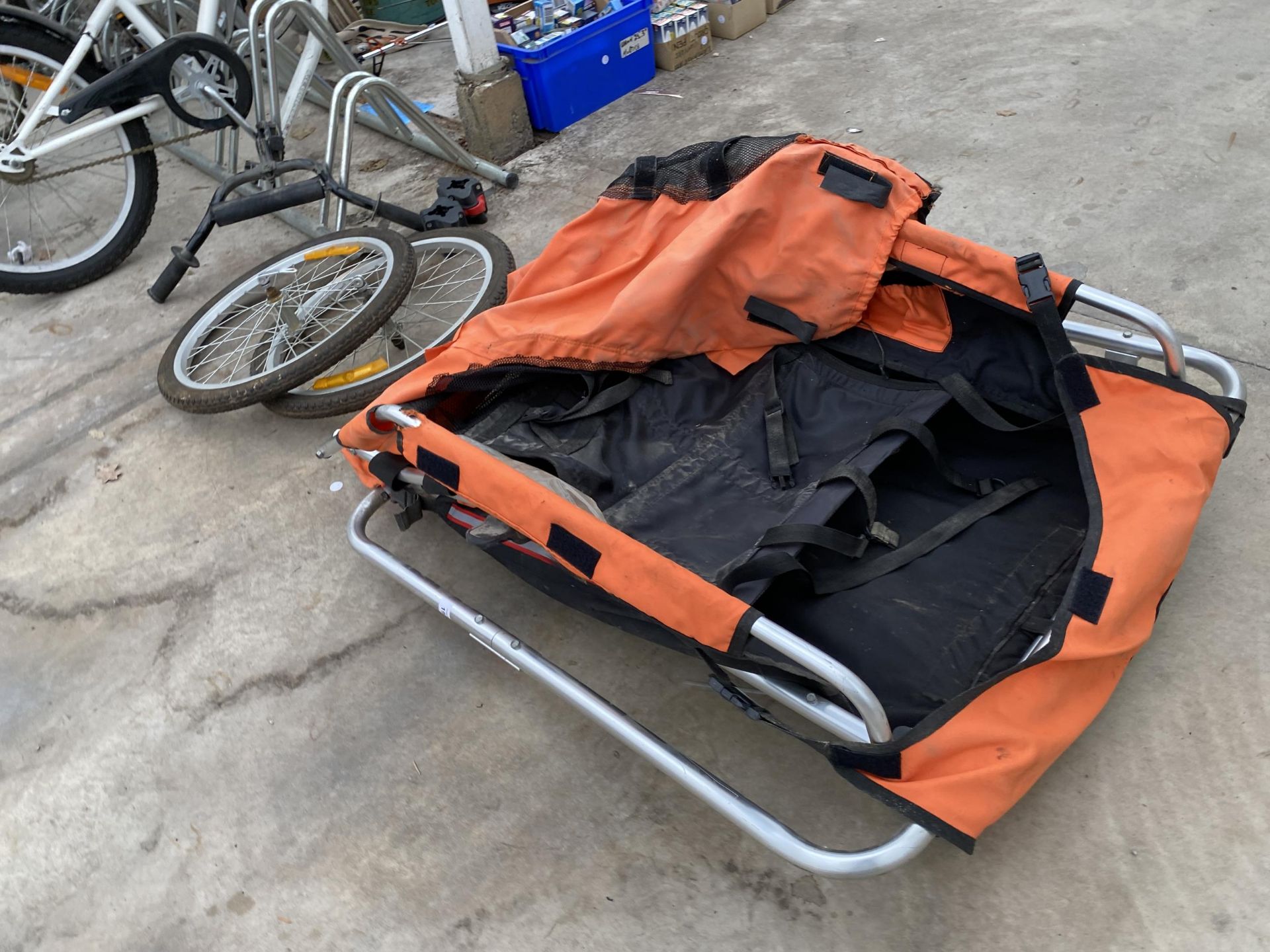 A TWO WHEELED BIKE CARRY TRAILER AND A ACHILDS BIKE ATTATCHMENT - Image 3 of 4