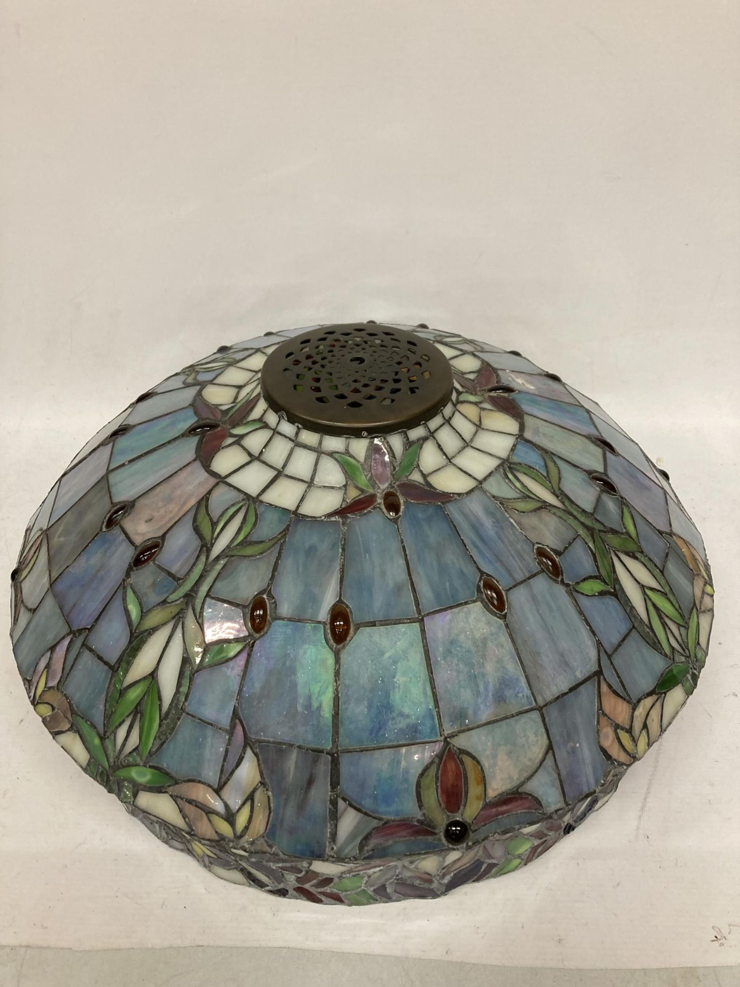 A VINTAGE TIFFANY STYLE LEADED GLASS CEILING LIGHT SHADE - Image 2 of 3