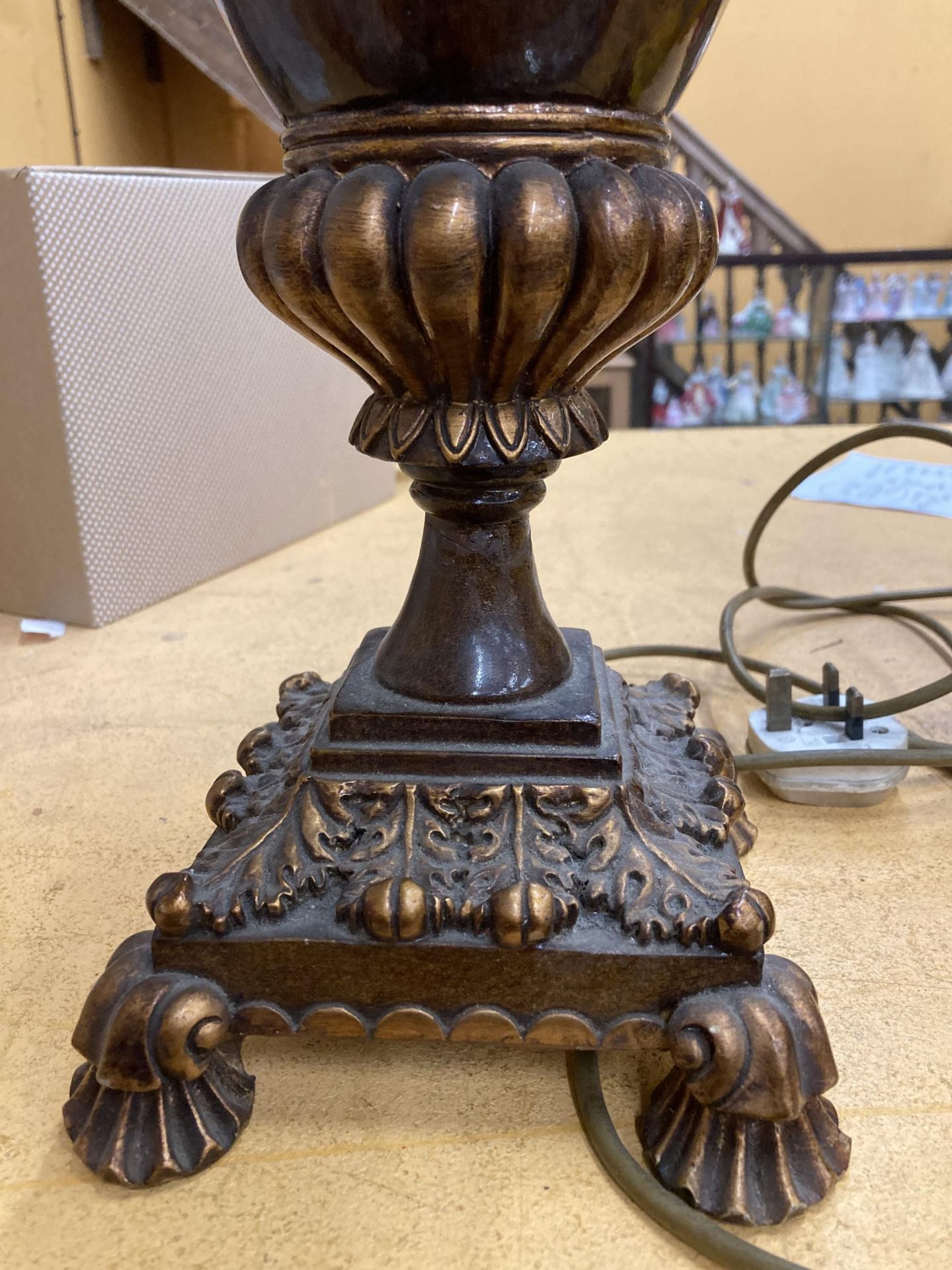 A LARGE FRENCH STYLE BLACK PEDESTAL LAMP WITH FLORAL DESIGN AND METAL MOUNTS - Image 3 of 3