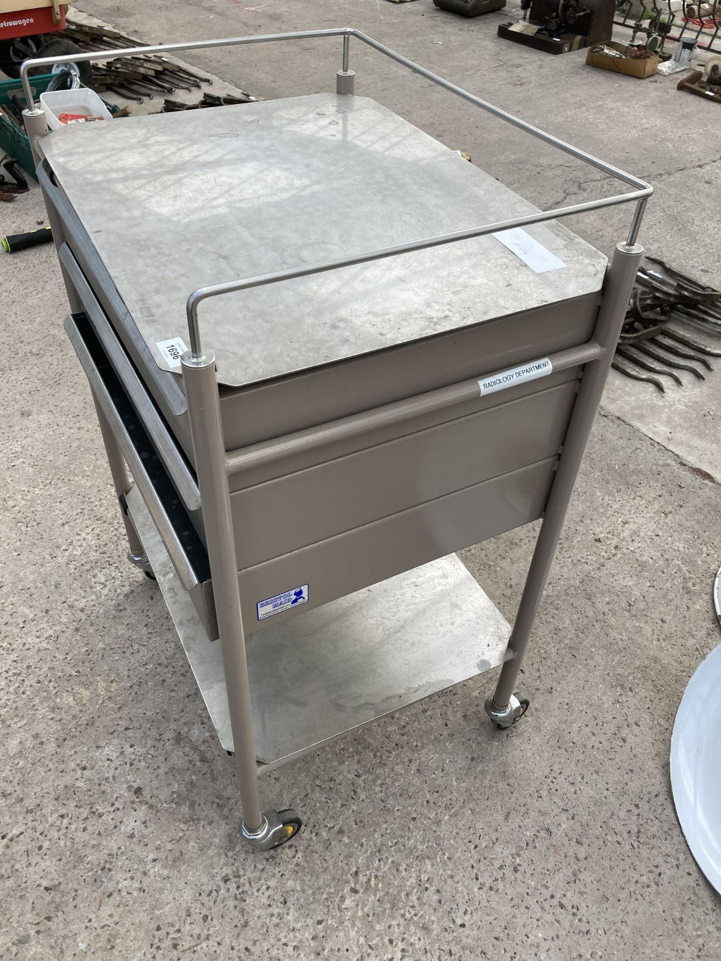 A METAL 'BISTROL MAID' MEDICAL TROLLEY - Bild 3 aus 5