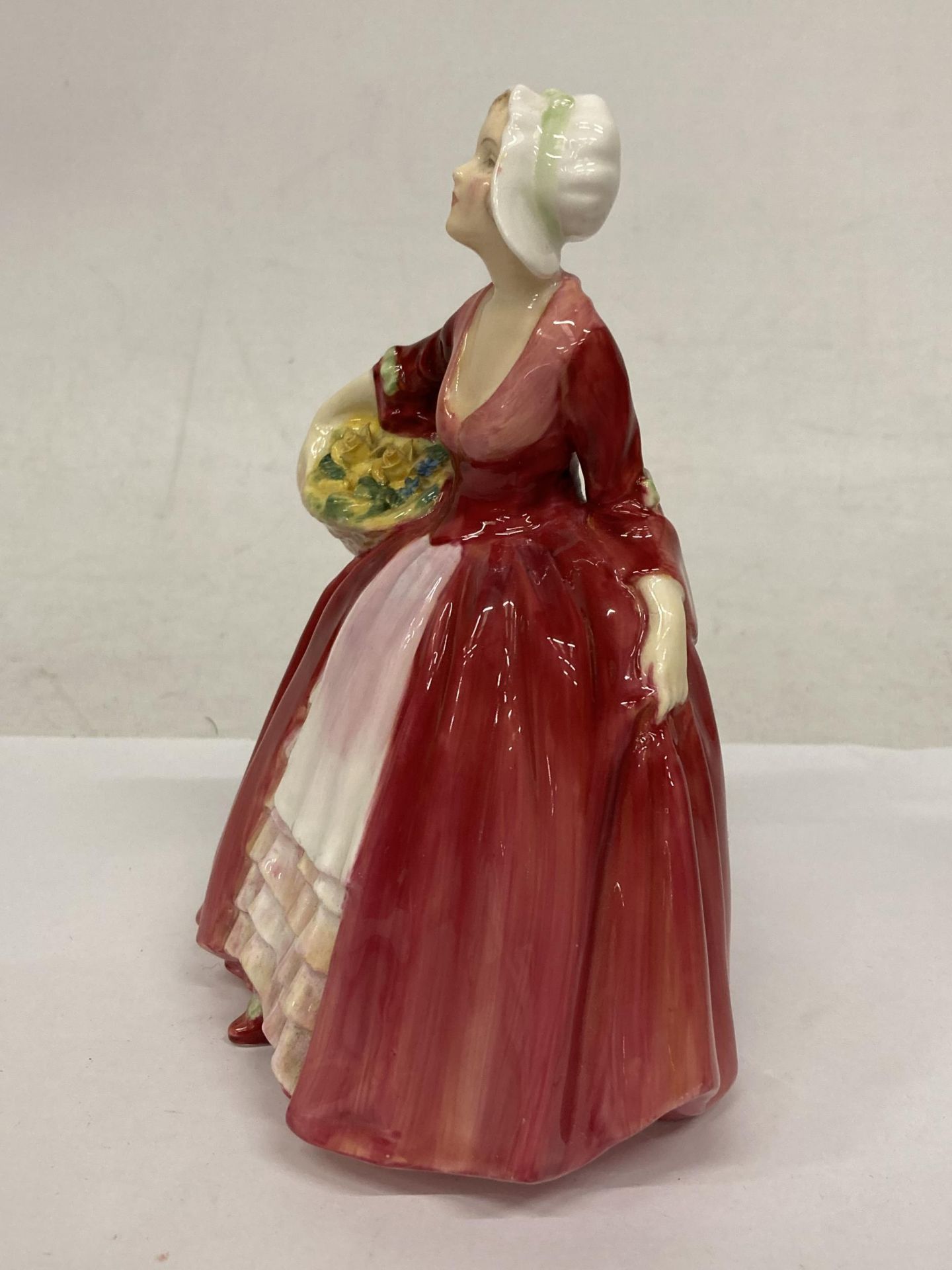 A ROYAL DOULTON FIGURINE "JANET" HN1537 - Bild 3 aus 4