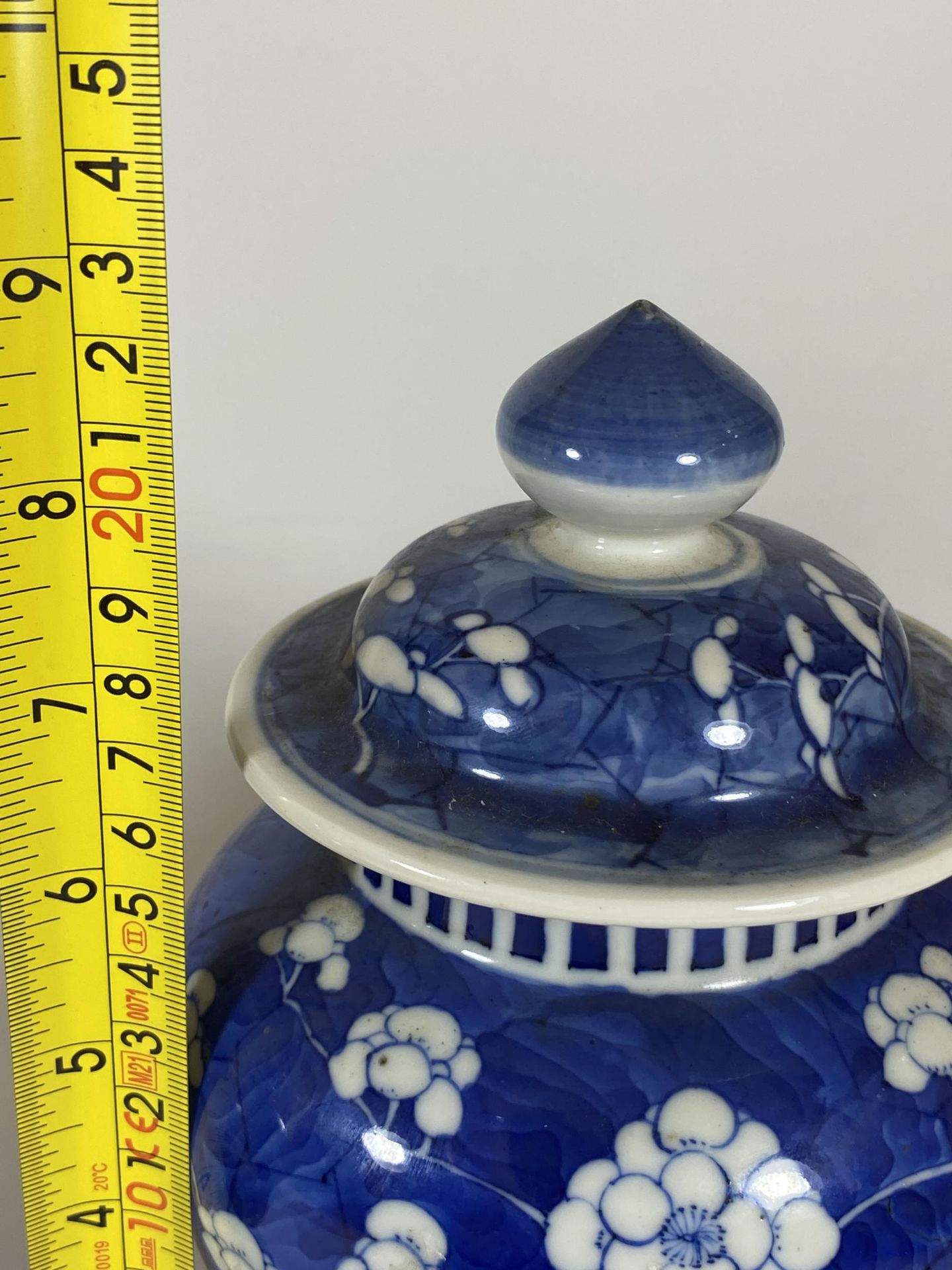 A PAIR OF 19TH/20TH CENTURY CHINESE BLUE AND WHITE PRUNUS BLOSSOM PATTERN PORCELAIN LIDDED TEMPLE - Image 11 of 11