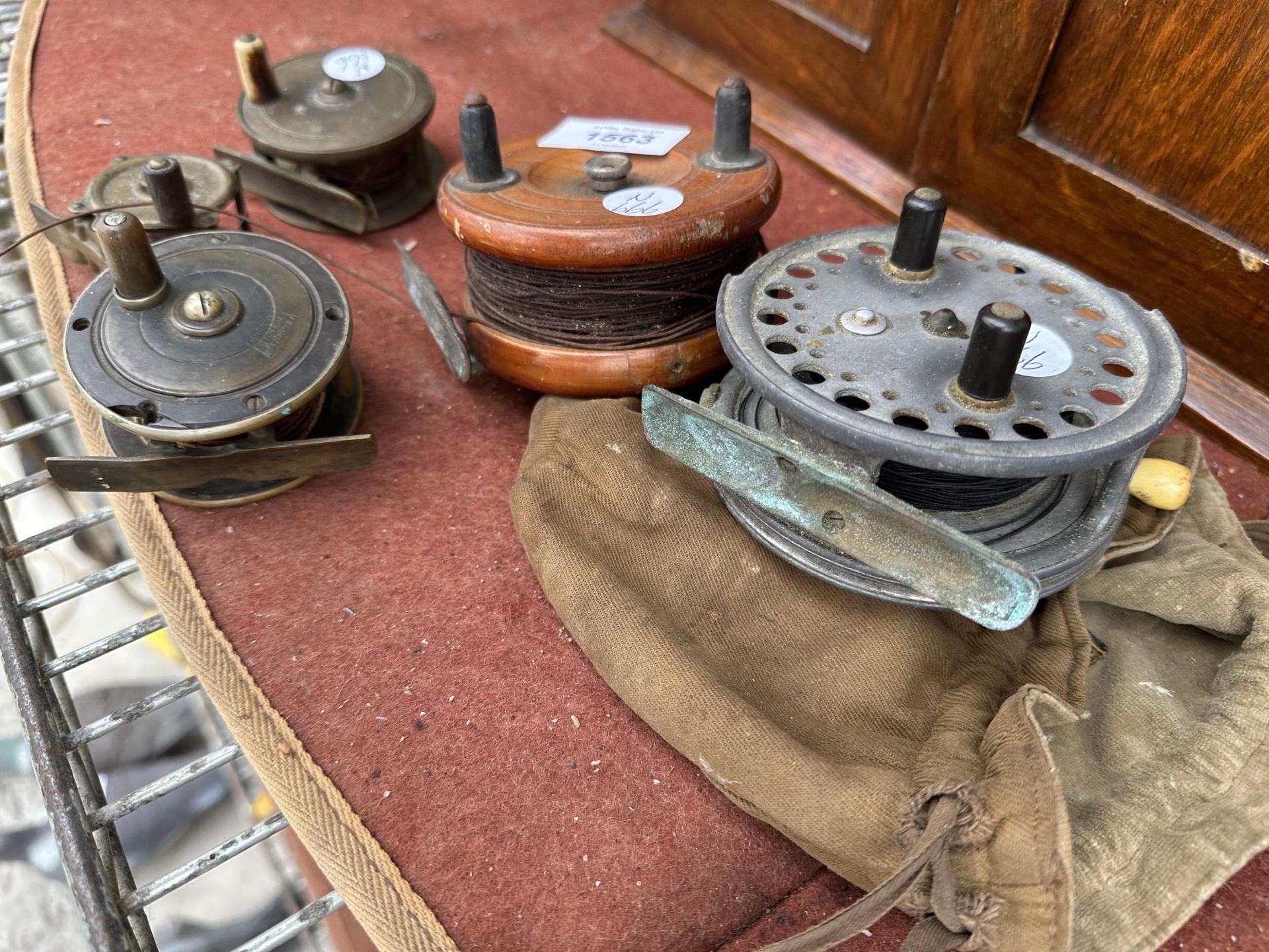 FIVE VINTAGE FLY FISHING REELS TO INCLUDE A HARDY 'THE SUPER SILE' WITH HARDY REEL BAG - Bild 3 aus 5