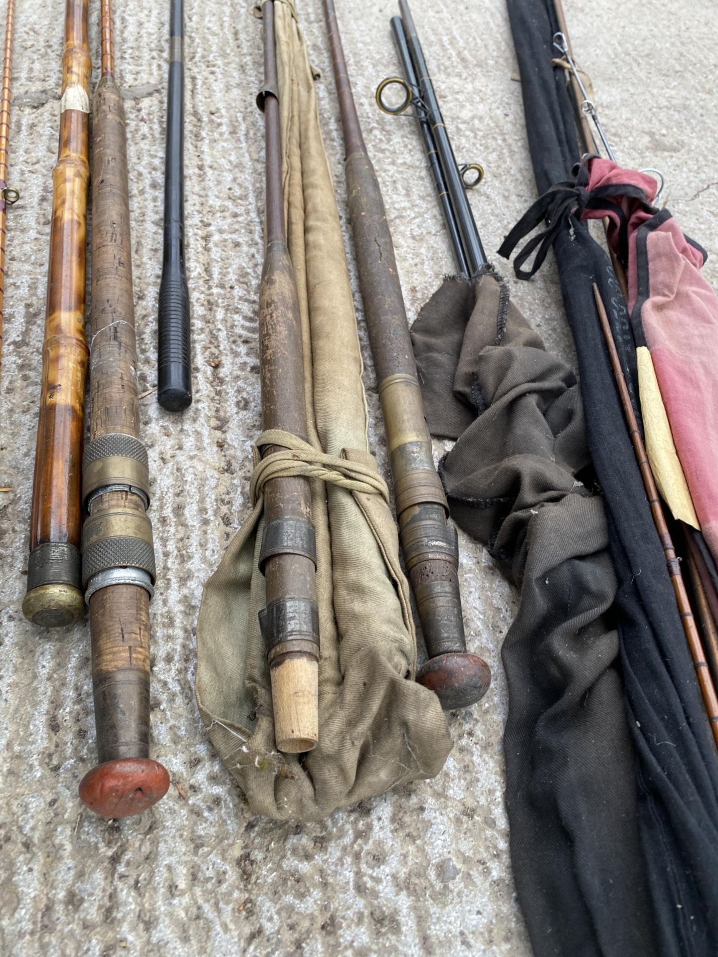 AN ASSORTMENT OF FISHING RODS TO INCLUDE SPLIT CANE EXAMPLES AND TO ALSO INCLUDE A HARDY EXAMPLE - Bild 3 aus 5