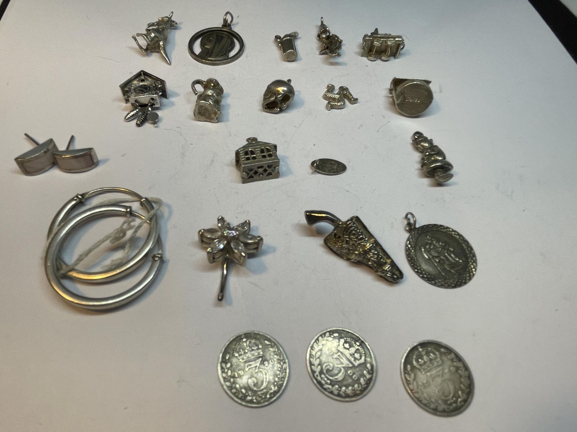 VARIOUS SILVER ITEMS TO INCLUDE FOURTEEN CHARMS, TWO PAIRS OFEARRINGS, THREE THREEPENCES 1899- - Image 3 of 5