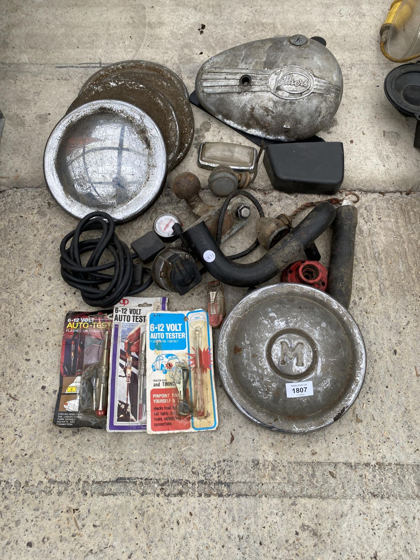 AN ASSORTMENT OF VINTAGE VEHICLE SPARES TO INCLUDE HUB CAPS, TOW BALLS AND COVERS ETC