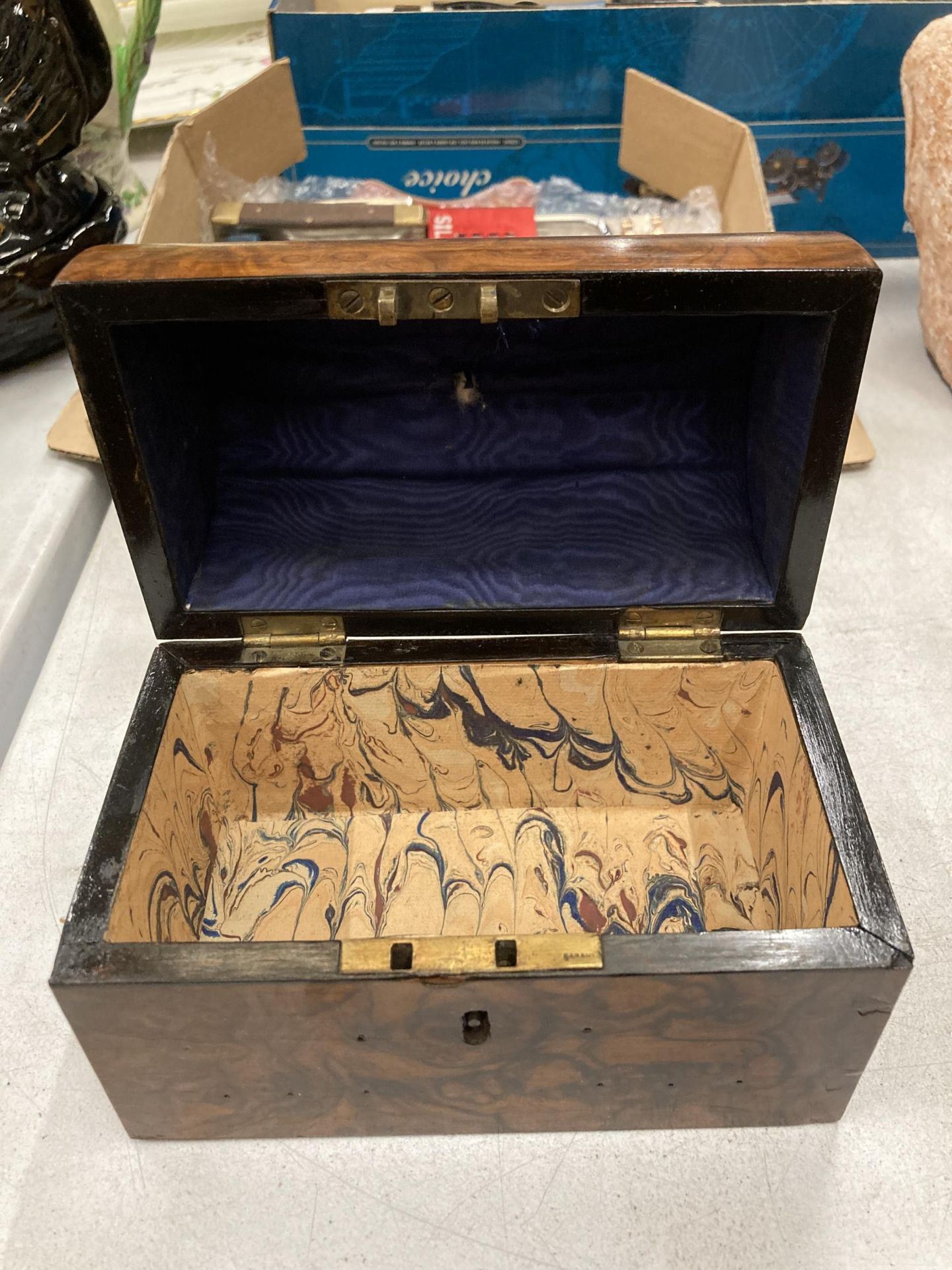 A VINTAGE WALNUT DOMED JEWELLERY BOX WITH BRASS HANDLE - Bild 3 aus 3