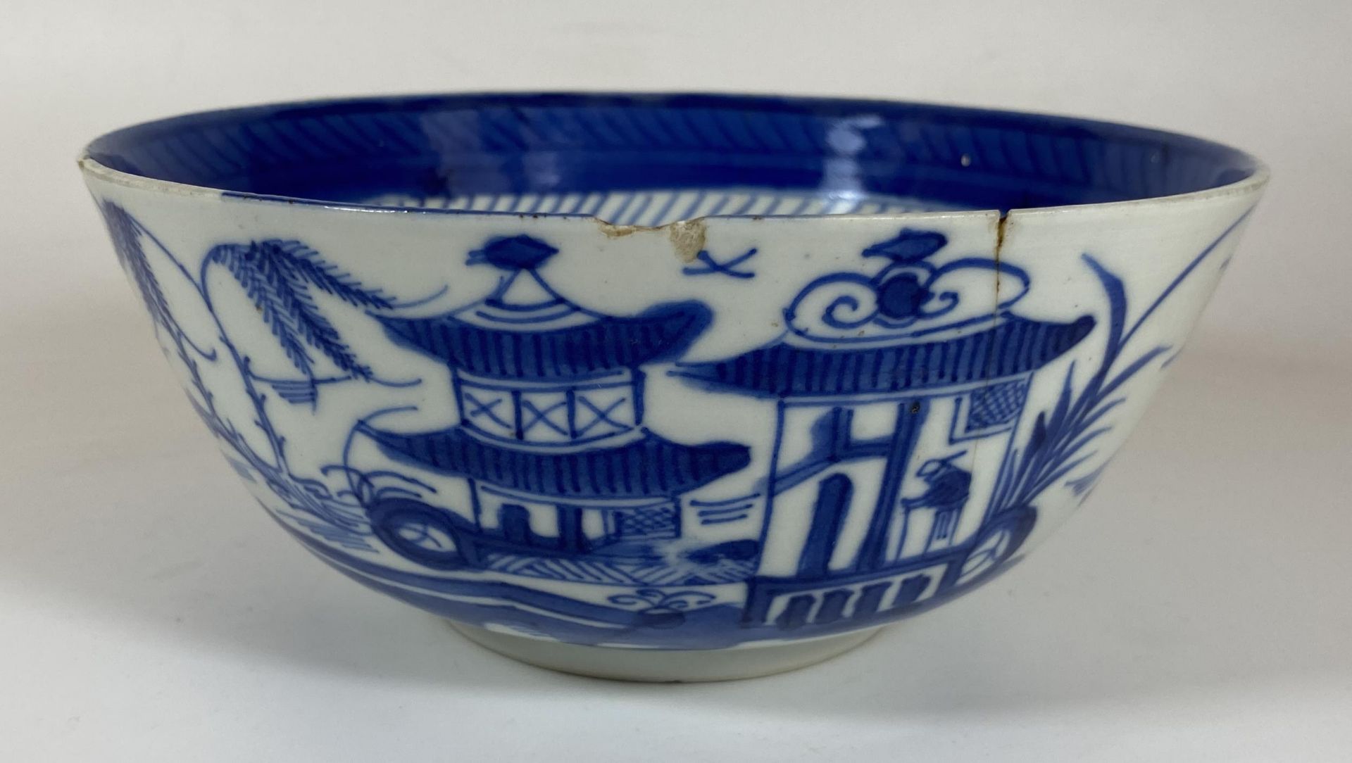 A 19TH CENTURY CHINESE EXPORT BLUE AND WHITE PORCELAIN BOWL WITH PAGODA DESIGN, DIAMETER 17CM