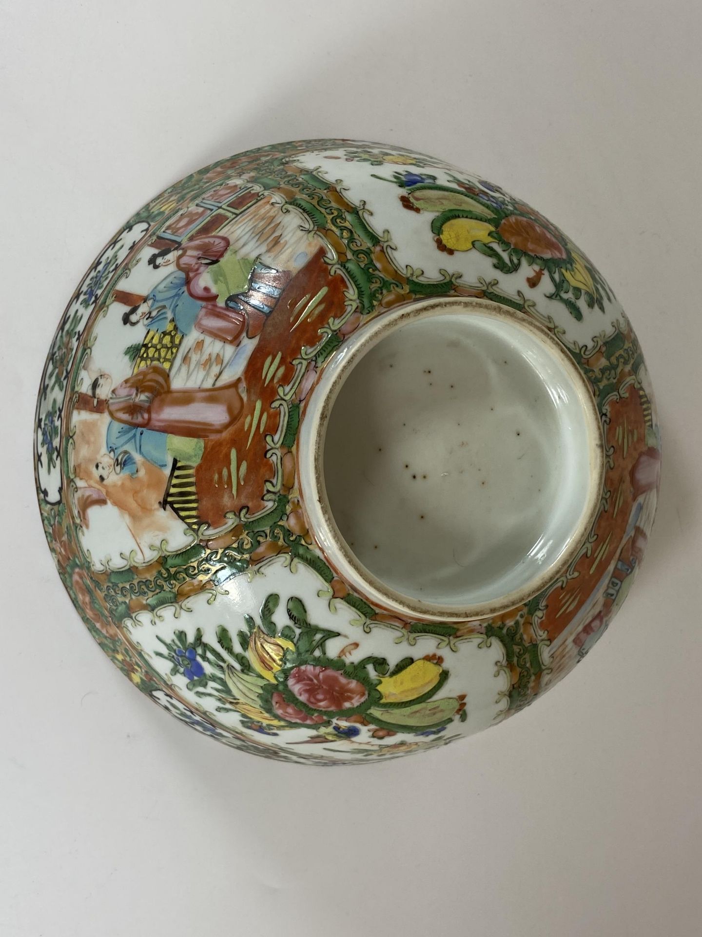 A 19TH CENTURY CHINESE CANTON FAMILLE ROSE MEDALLION PUNCH / FRUIT BOWL WITH FIGURES, BIRDS AND - Image 6 of 9