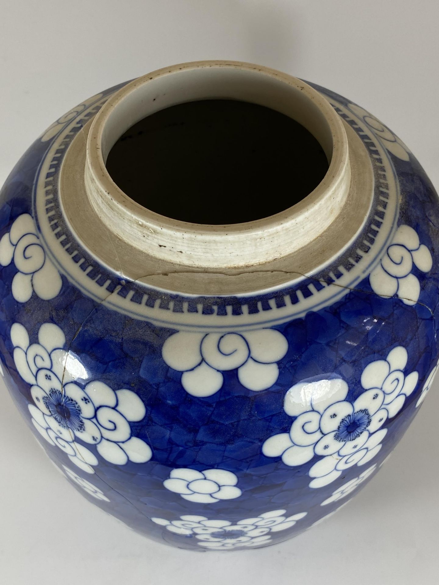 A LARGE 19TH CENTURY CHINESE BLUE AND WHITE PRUNUS BLOSSOM GINGER JAR WITH CARVED WOODEN LID, DOUBLE - Bild 11 aus 19