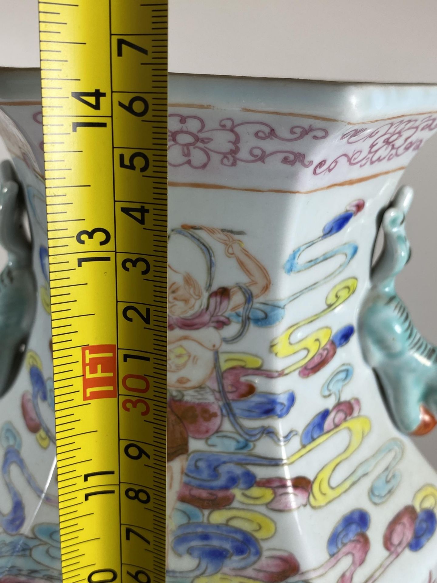 A LARGE CHINESE VASE WITH ENAMEL FIGURAL DESIGN, UNMARKED TO BASE, HEIGHT 36.5CM - Image 6 of 6