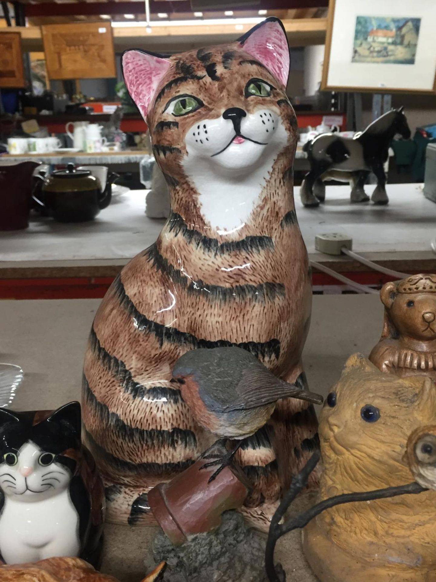 A LARGE COLLECTION OF ANIMAL FIGURES, MAINLY CATS - Bild 4 aus 5