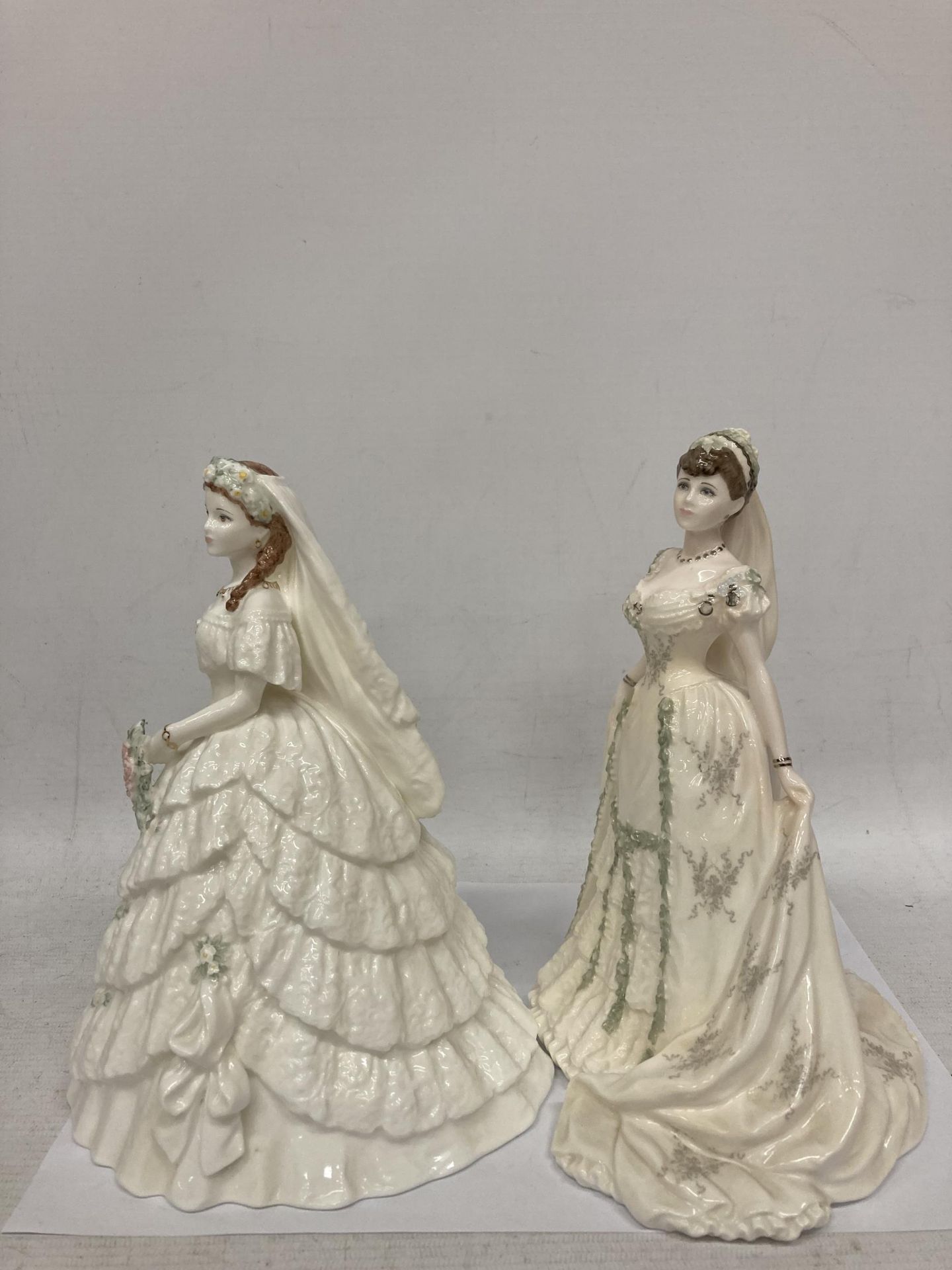 TWO COALPORT FIGURINES "PRINCESS ALEXANDRA" LIMITED EDITION 2884 OF 7500 AND "QUEEN MARY" LIMITED - Bild 4 aus 5