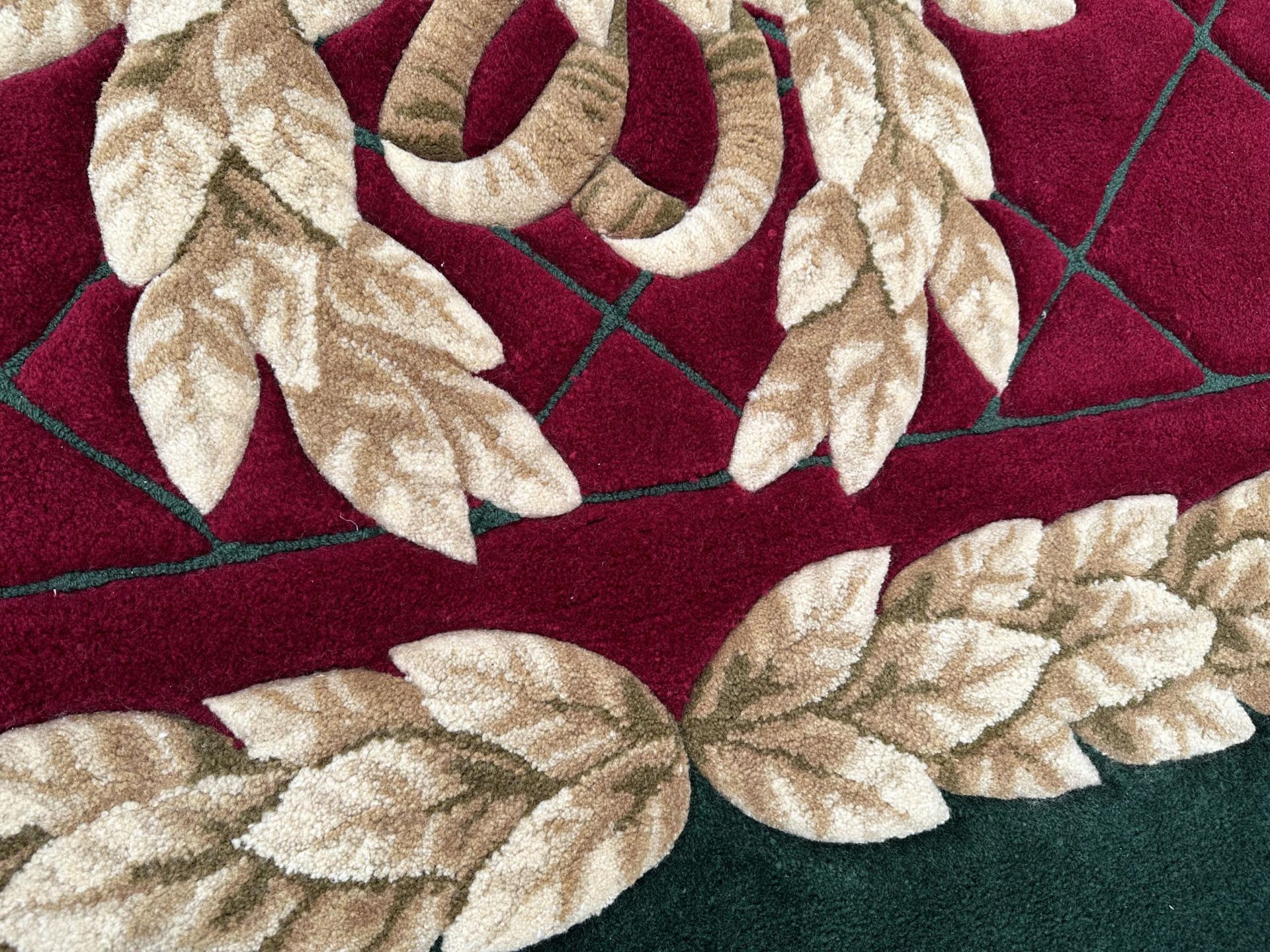 A LARGE OCTAGONAL GREEN, RED AND GOLD 200 OUNCE PURE WOOL RUG, - 423 CM X 271 CM (COST £5000 FROM - Bild 9 aus 10