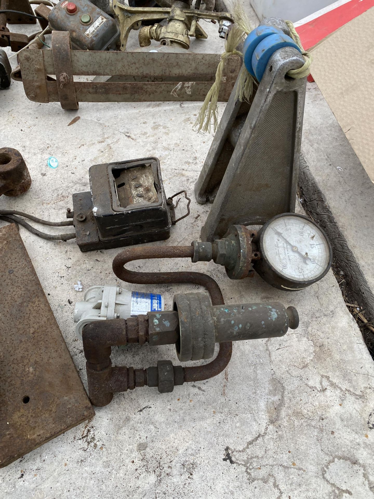 AN ASSORTMENT OF VINTAGE ITEMS TO INCLUDE A PROPELLER AND A PRESSURE GUAGE ETC - Image 2 of 2